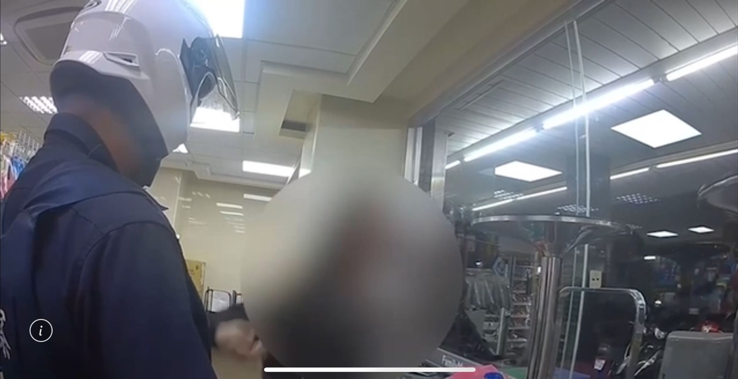 警方到超商用餐區勸說黃女離開，她仍持續咆哮並與警方互嗆。（翻攝畫面）