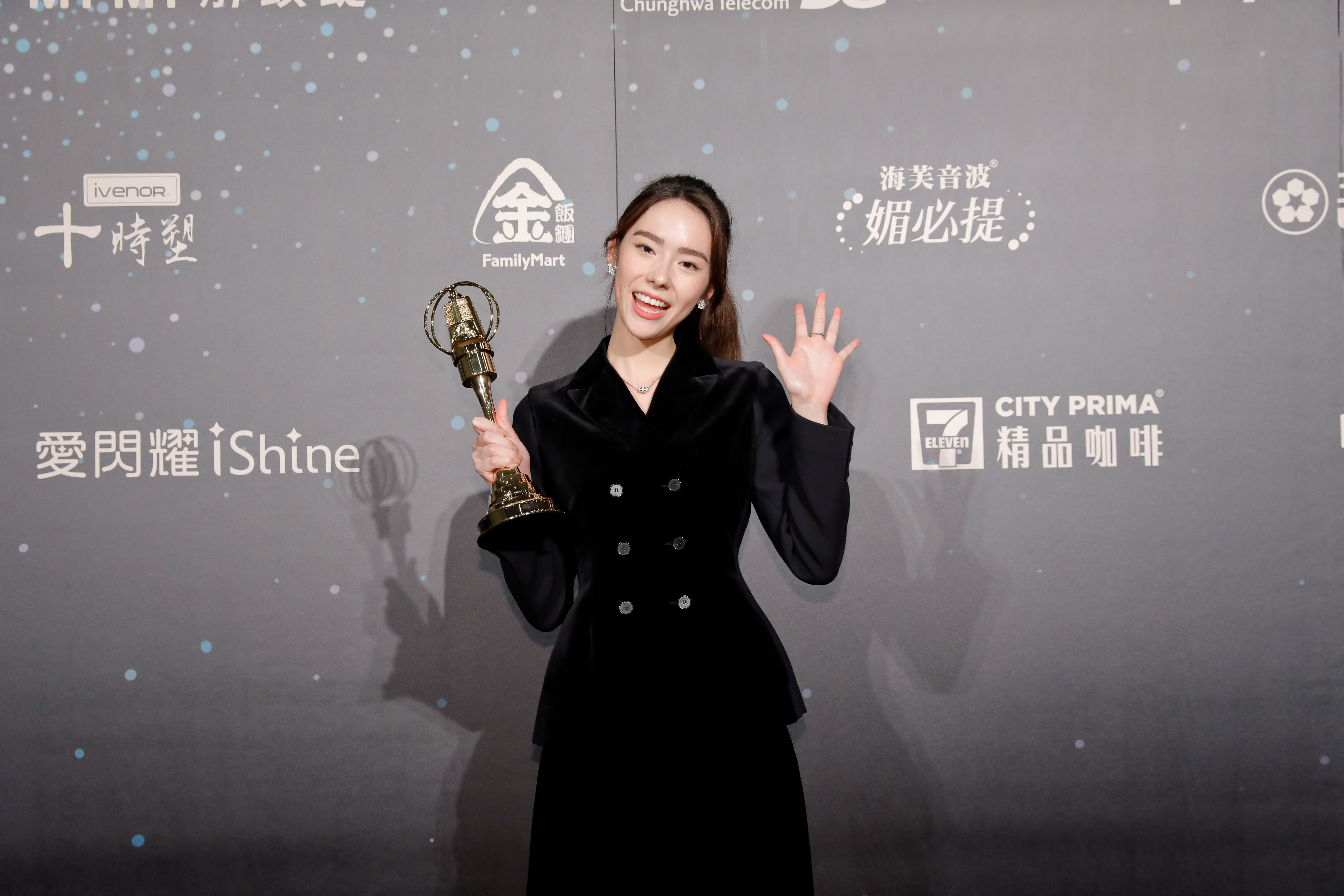 林奕嵐以《她和她的她》拿下迷你劇集最佳新人獎。