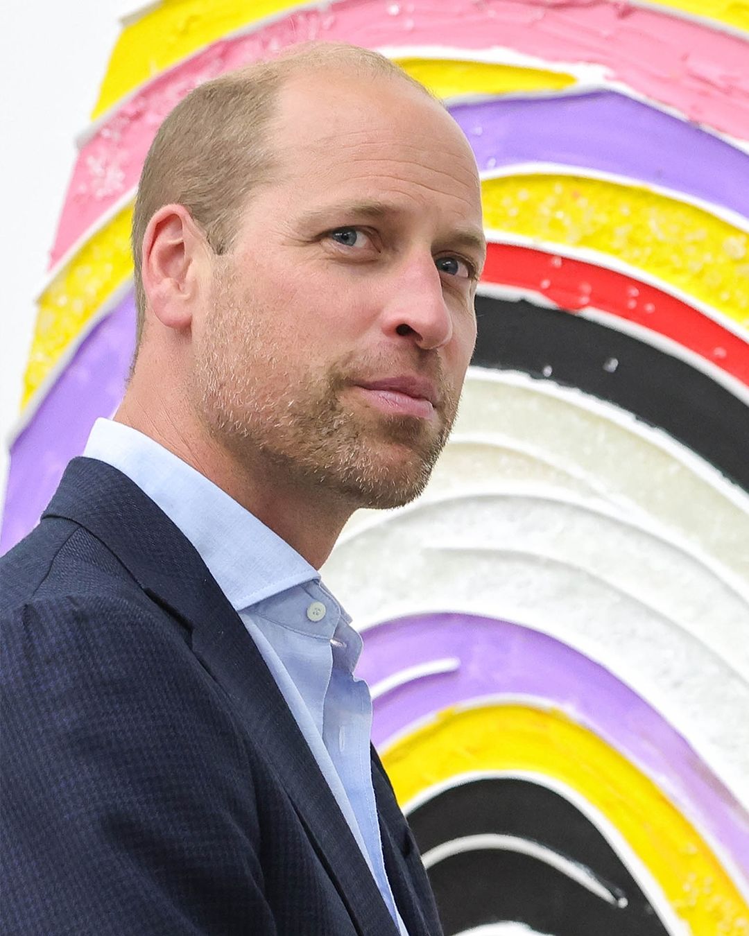 威廉王子出席展覽，滿臉鬍渣模樣相當粗獷。（翻攝princeandprincessofwales IG）