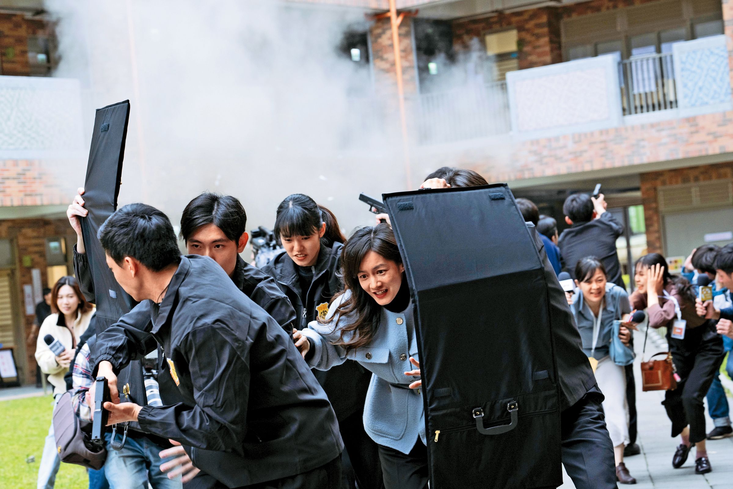 第1集〈戰爭或和平〉中,謝怡芬(前排右1)飾演的總統候選人在投票時遇上爆炸事件。(牽猴子提供)