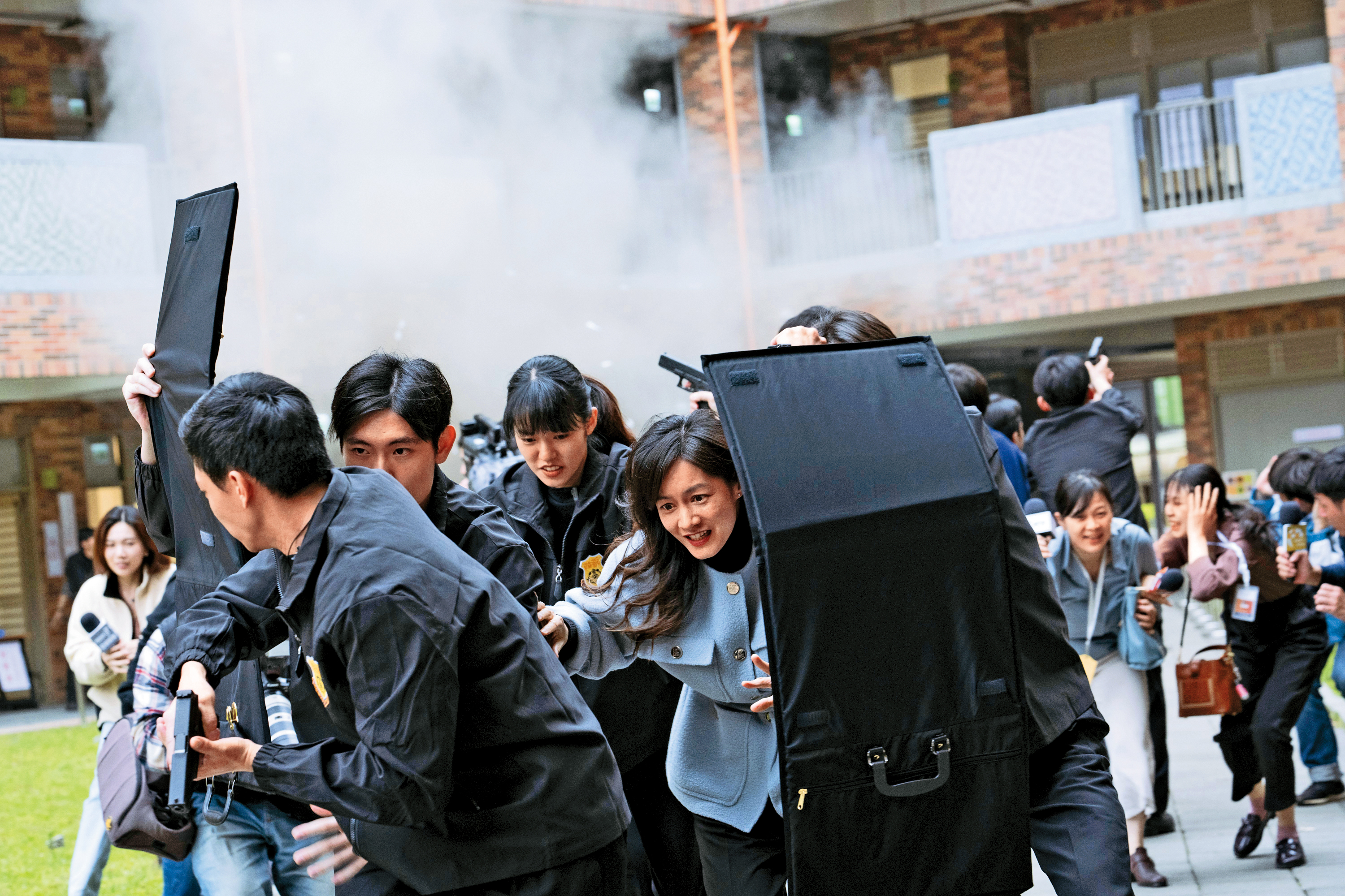 第1集〈戰爭或和平〉中，謝怡芬（前排右1）飾演的總統候選人在投票時遇上爆炸事件。（牽猴子提供）