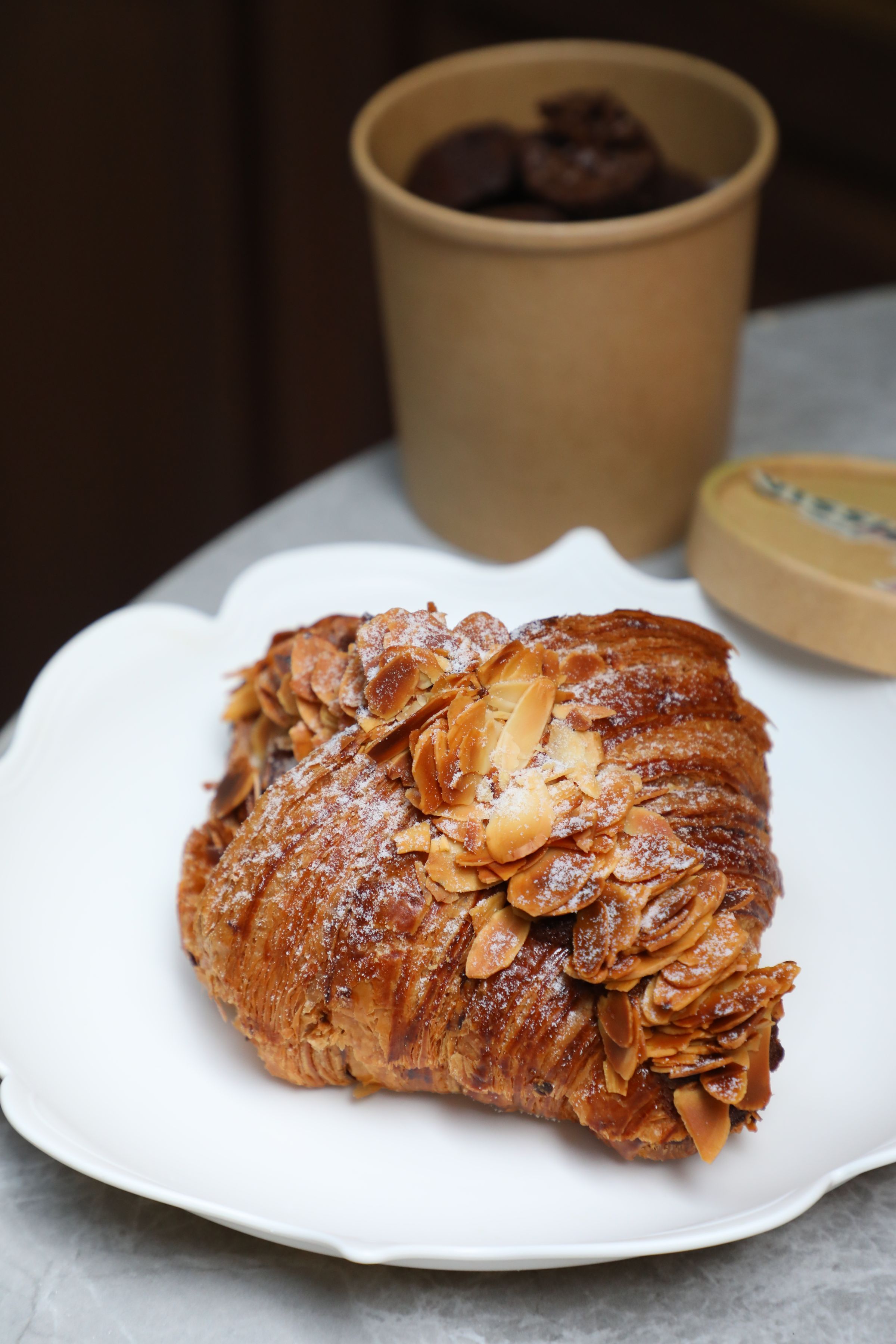 私心推薦這款杏仁可頌「Almond Croissant」,可惜飯店沒有烤箱,不敢想像回烤了之後有多好吃。(港幣45元/個)