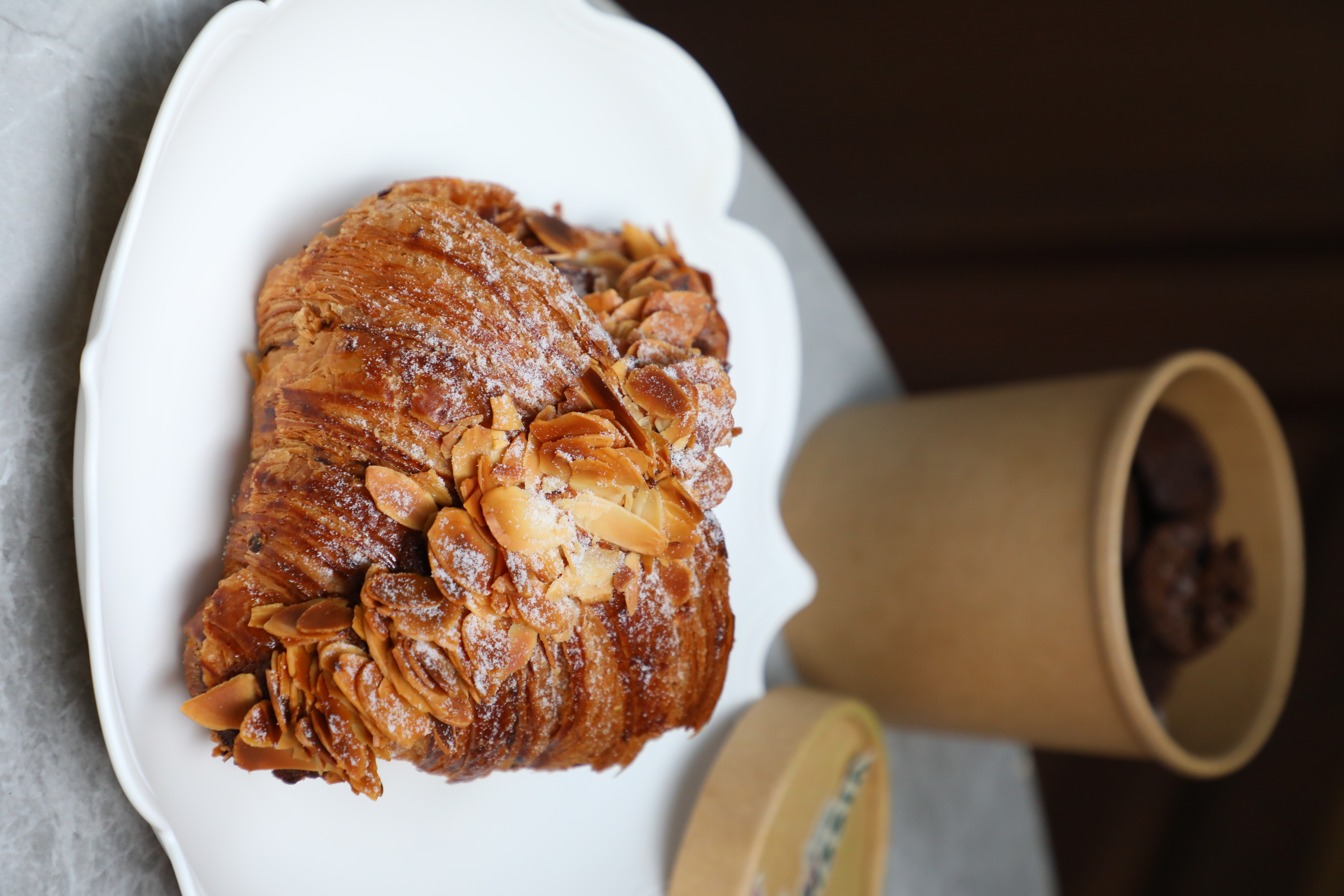 私心推薦這款杏仁可頌「Almond  Croissant」，可惜飯店沒有烤箱，不敢想像回烤了之後有多好吃。（港幣45元／個）