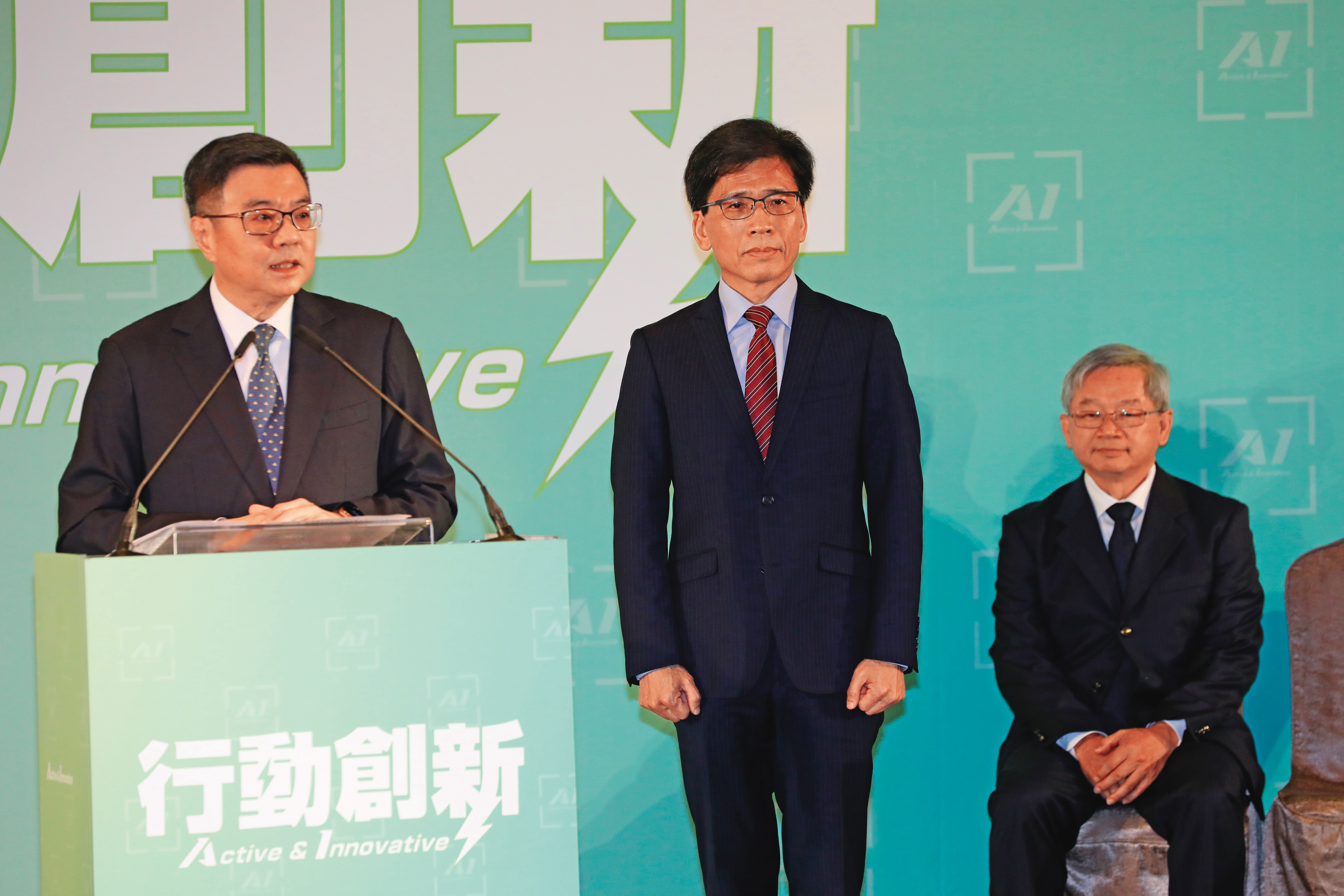 無論是中信金或台新金要合併新光金,都要取得金管會許可。右為新任金管會主委彭金隆。