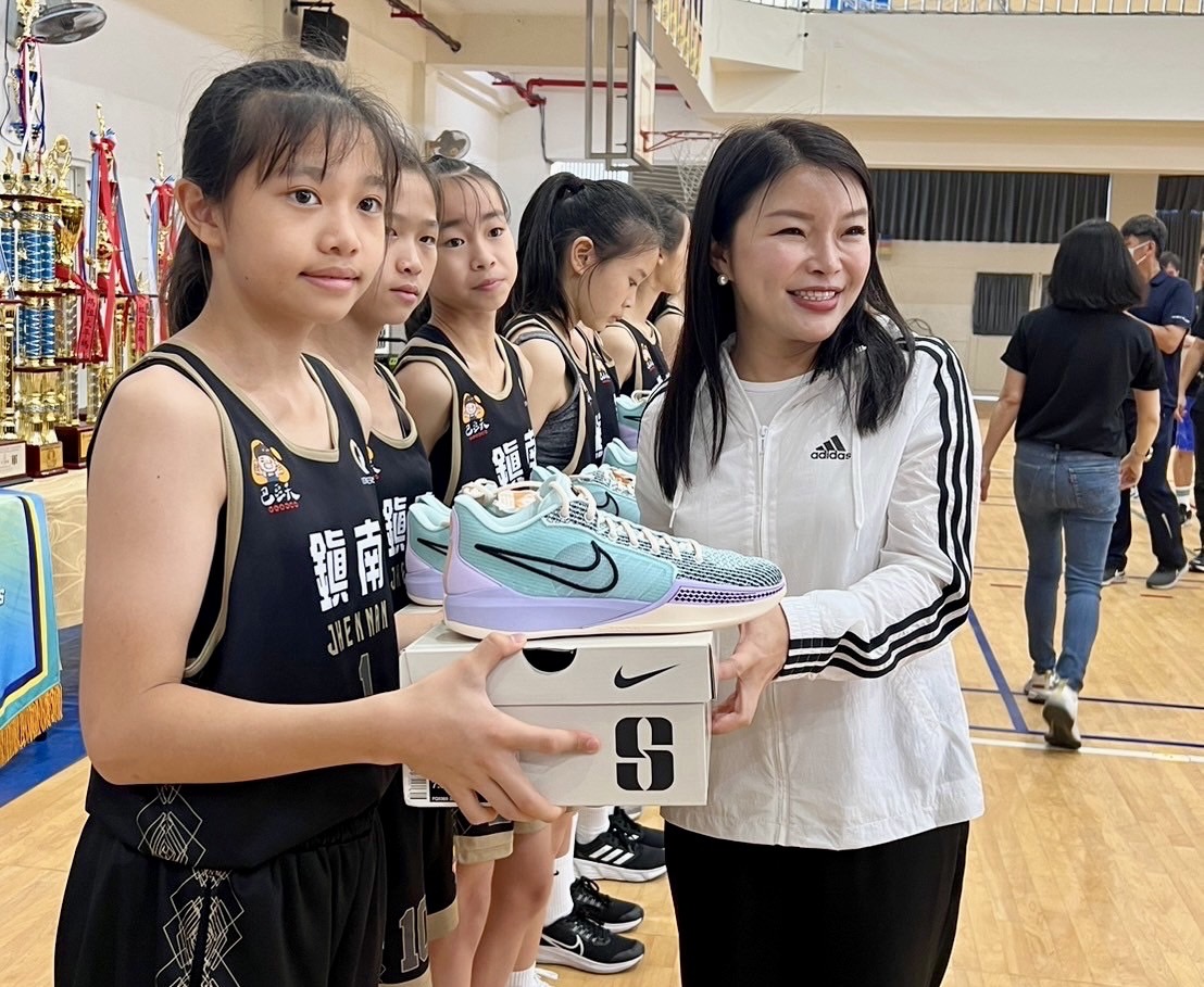 雲林鎮南國小今年已抱回5座籃球冠軍，刷新校史紀錄。（張嘉郡國會辦公室提供）