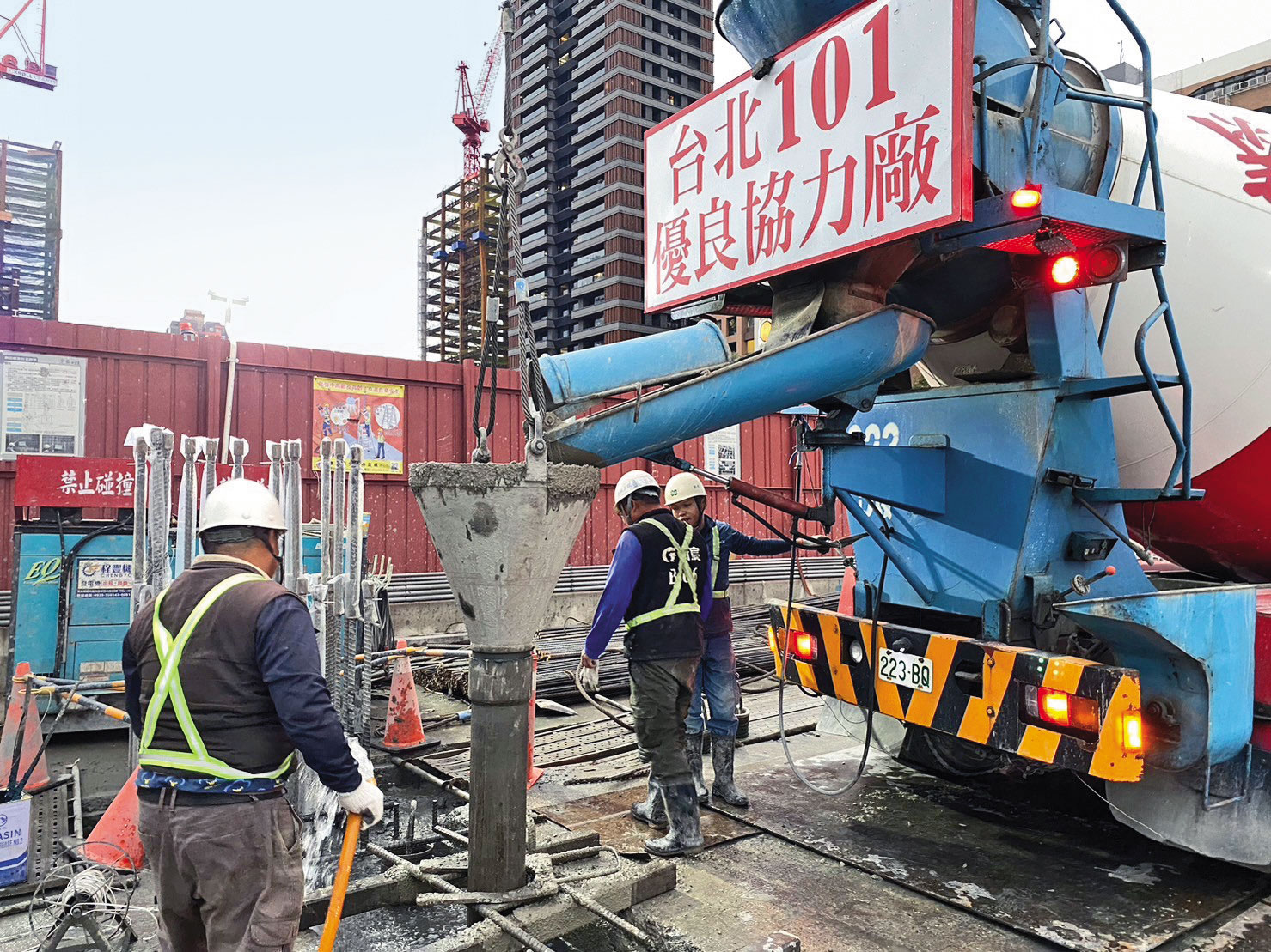 目前公共工程和科技廠房需求強勁,讓水泥等建材用量不減反增。(翻攝隆雲心仝聚官網)