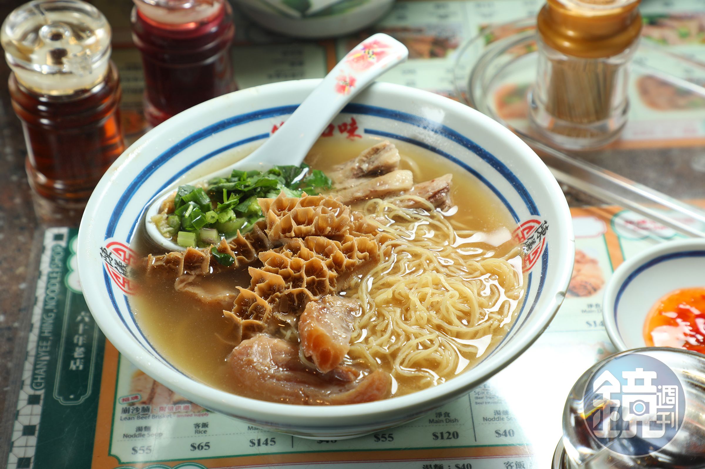 來到旺角的「陳儀興牛什粉麵」必點招牌料理「牛三寶湯麵」。(港幣60元/份)