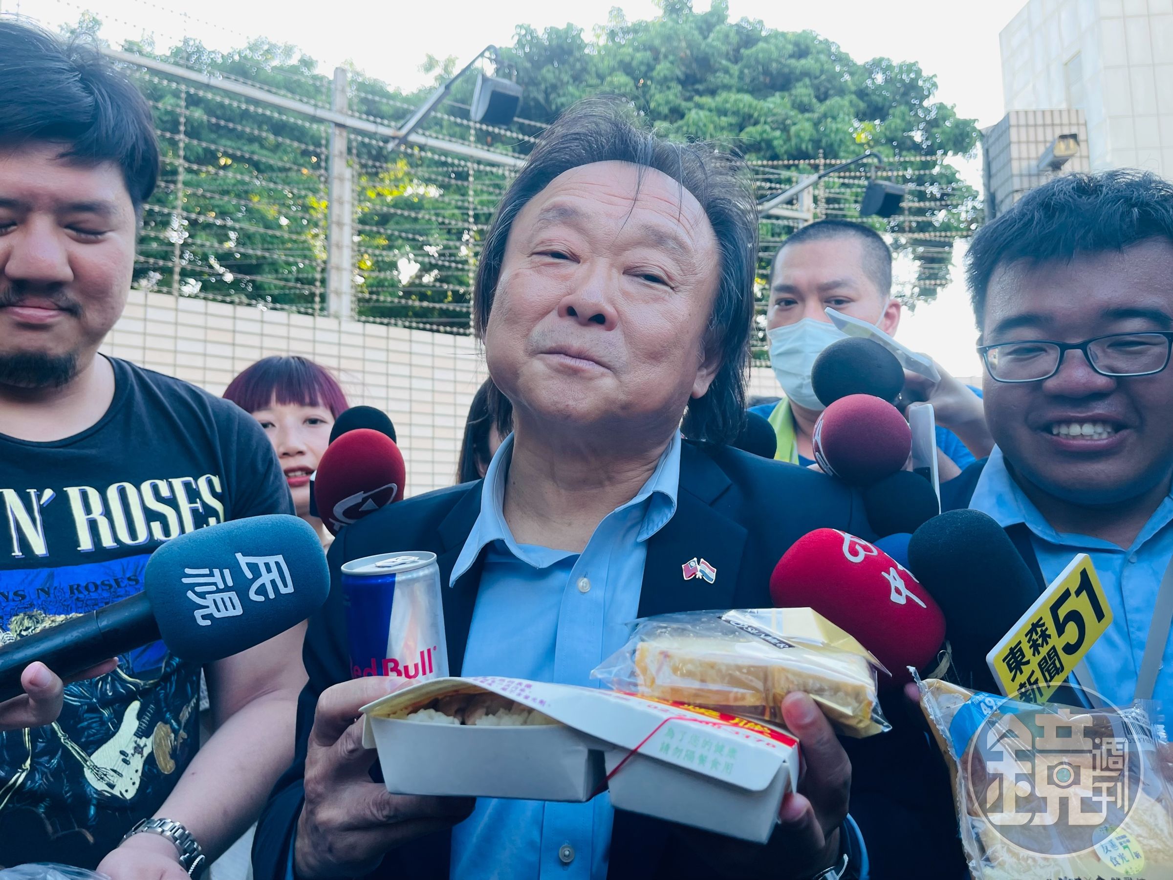 王世堅送會客菜給柯文哲,包含雞鴨便當、起酥蛋糕。