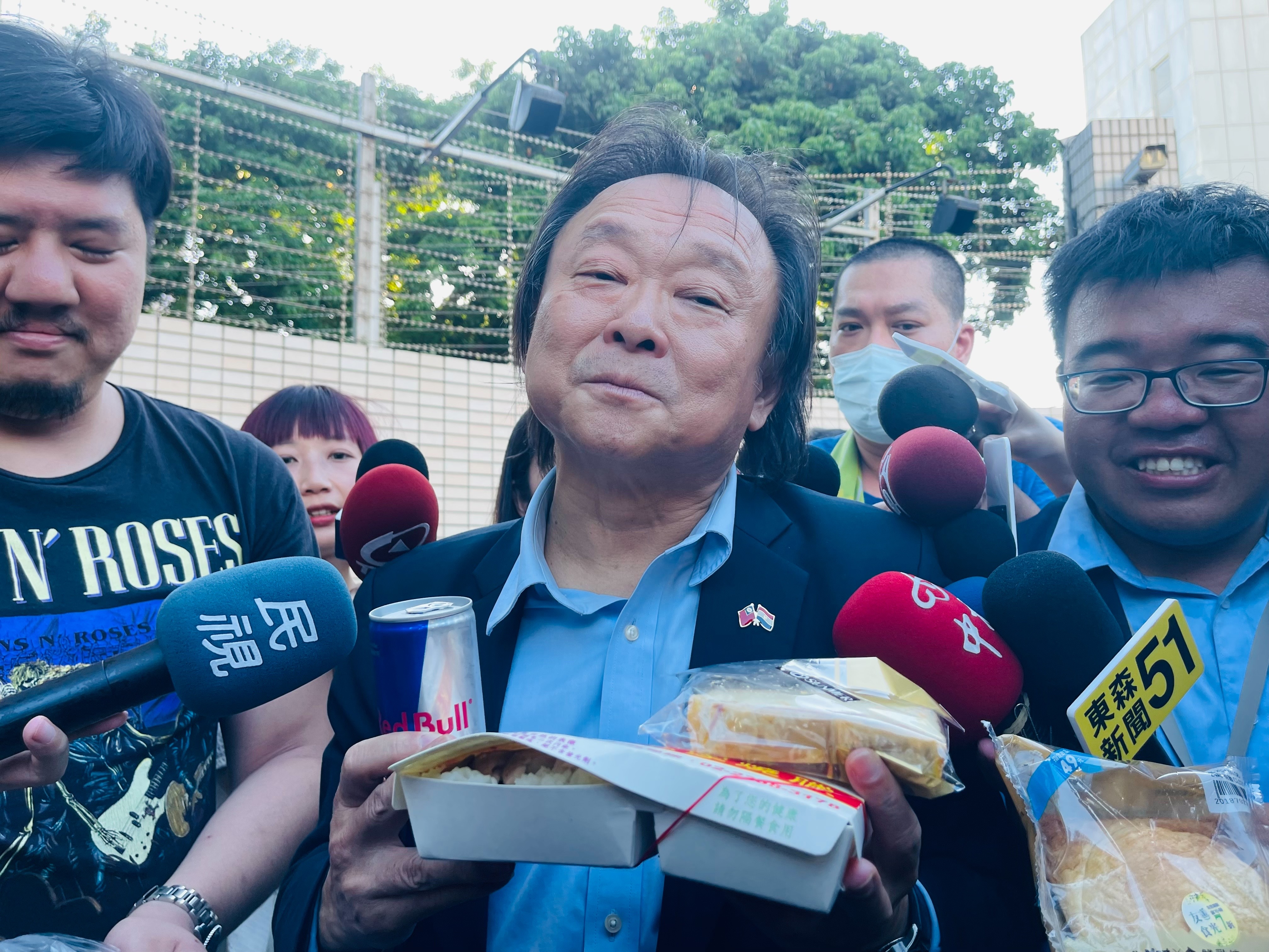 王世堅送會客菜給柯文哲，包含雞鴨便當、起酥蛋糕。