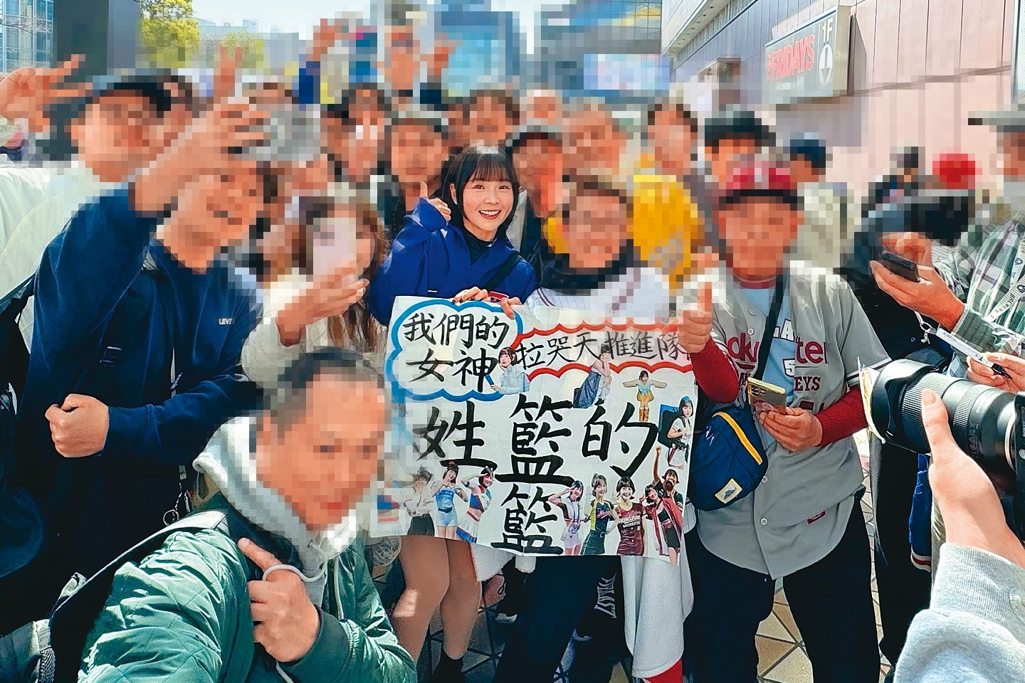籃籃身為樂天桃猿應援團推進隊長，有著高人氣，常被球迷包圍。（翻攝自籃籃IG）