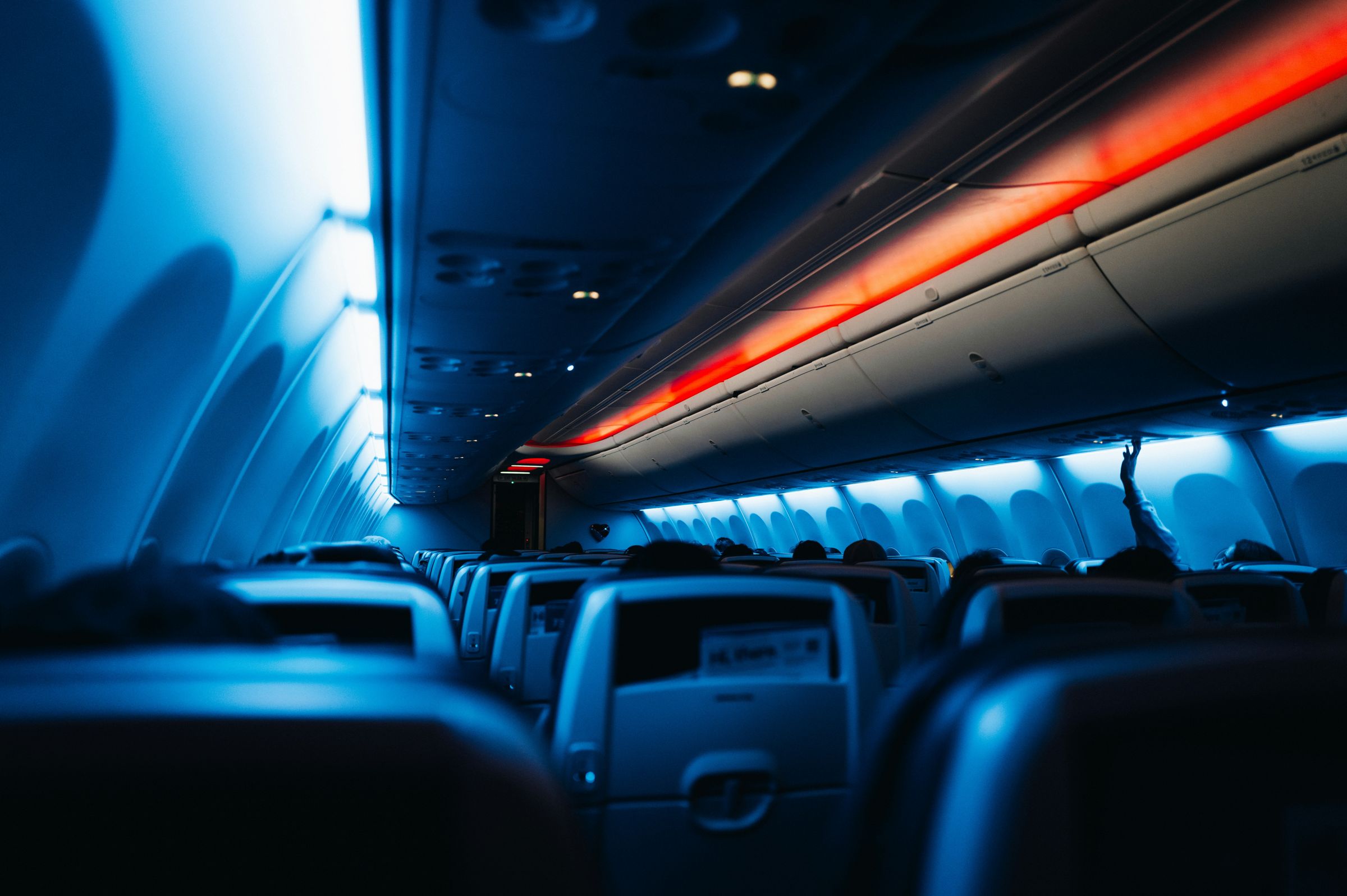 一名空服員透露曾在夜間飛行時,在機艙內看到有乘客公然活春宮,讓組員十分尷尬。(示意圖,unsplash)