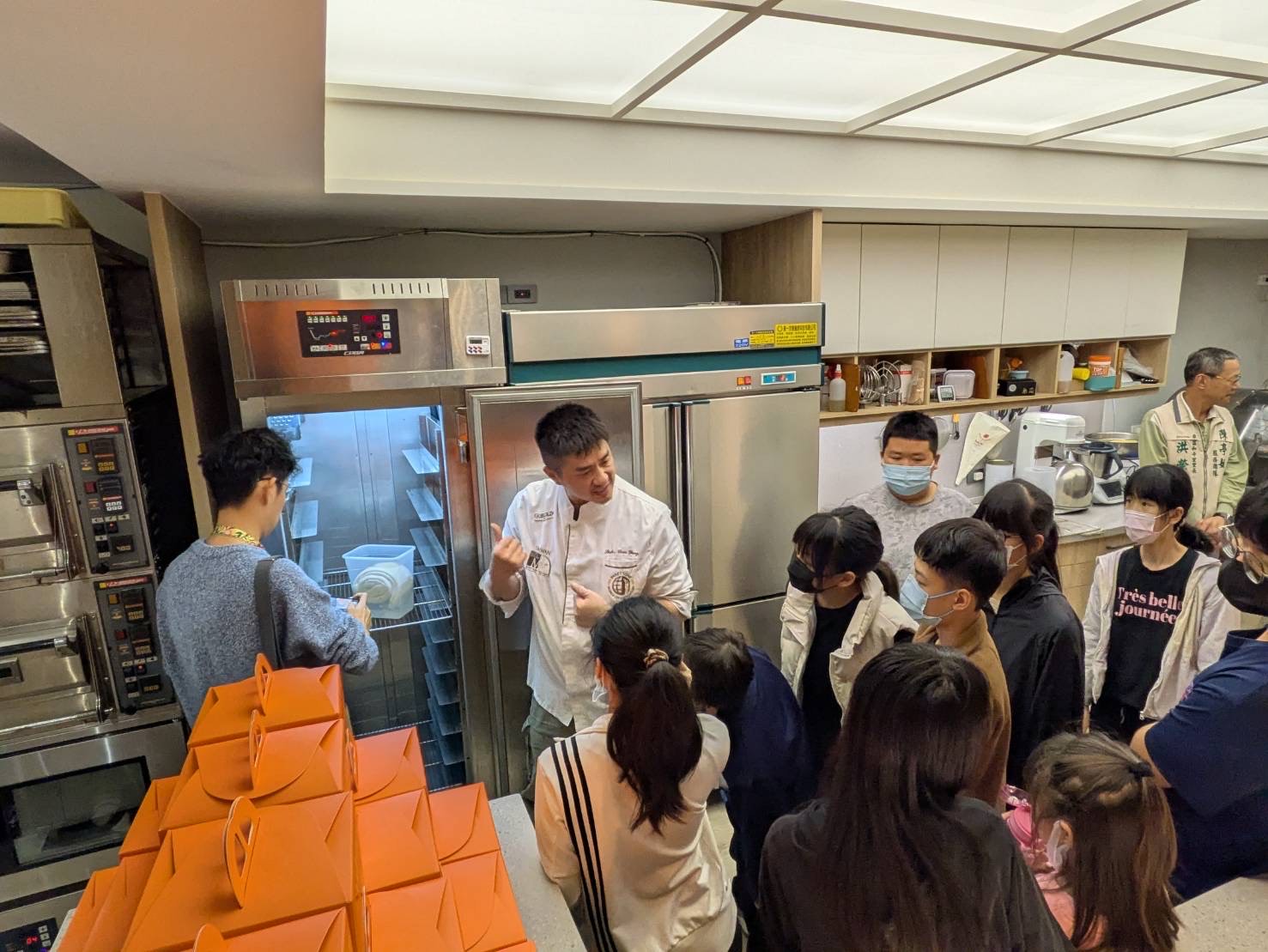 孩子們在社工陪同下到麵包店開心挑選並品嘗各式麵包。（台南市政府提供）