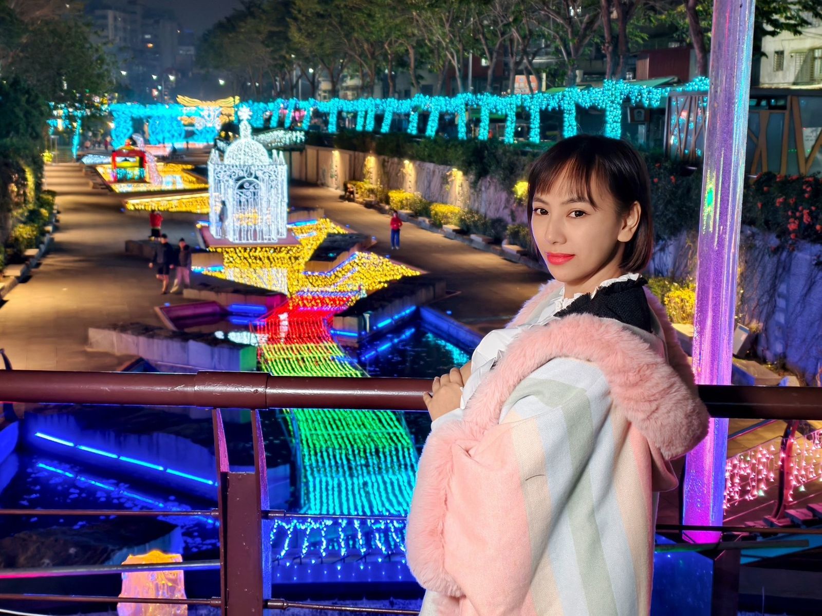 今年的光雕美出新高度,走到哪都是打卡拍照點。(新北市水利局提供)