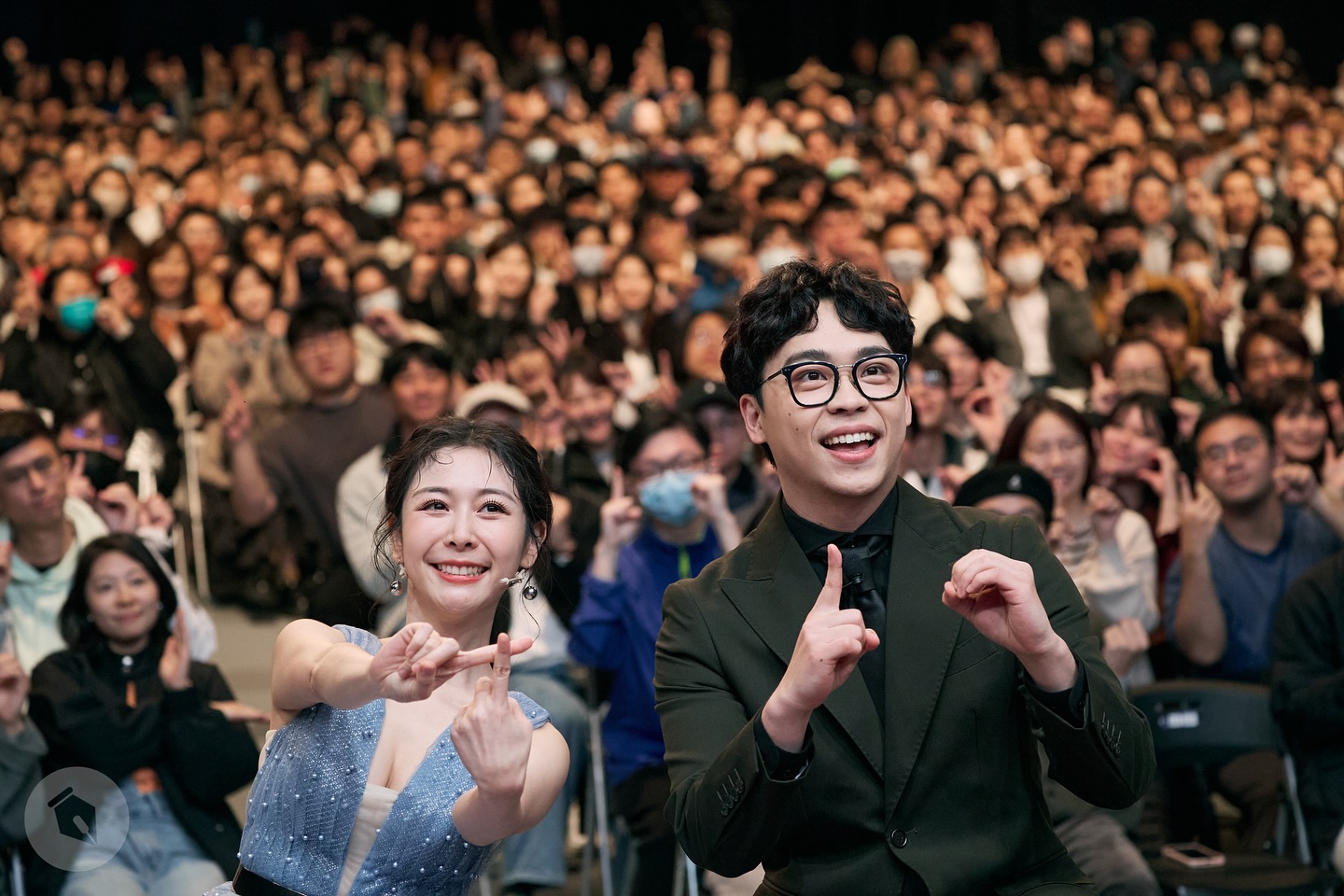 賀瓏和Albee一起主持《夜夜秀》，疑似因此擦出火花。（翻攝自賀瓏臉書）