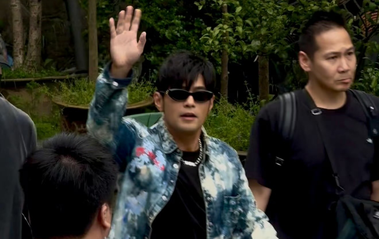 周杰倫現身杭州龍井村拍攝《周遊記》。（翻攝自微博）