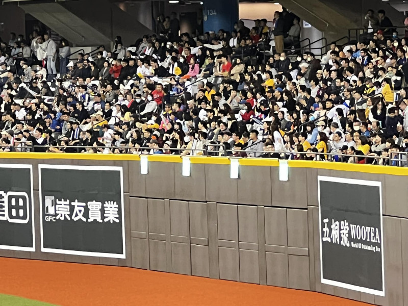 有球迷反映位於大巨蛋外野全壘打牆上的逃生指示燈，可能發生球員攔截飛球時撞上燈具。（翻攝自臉書）