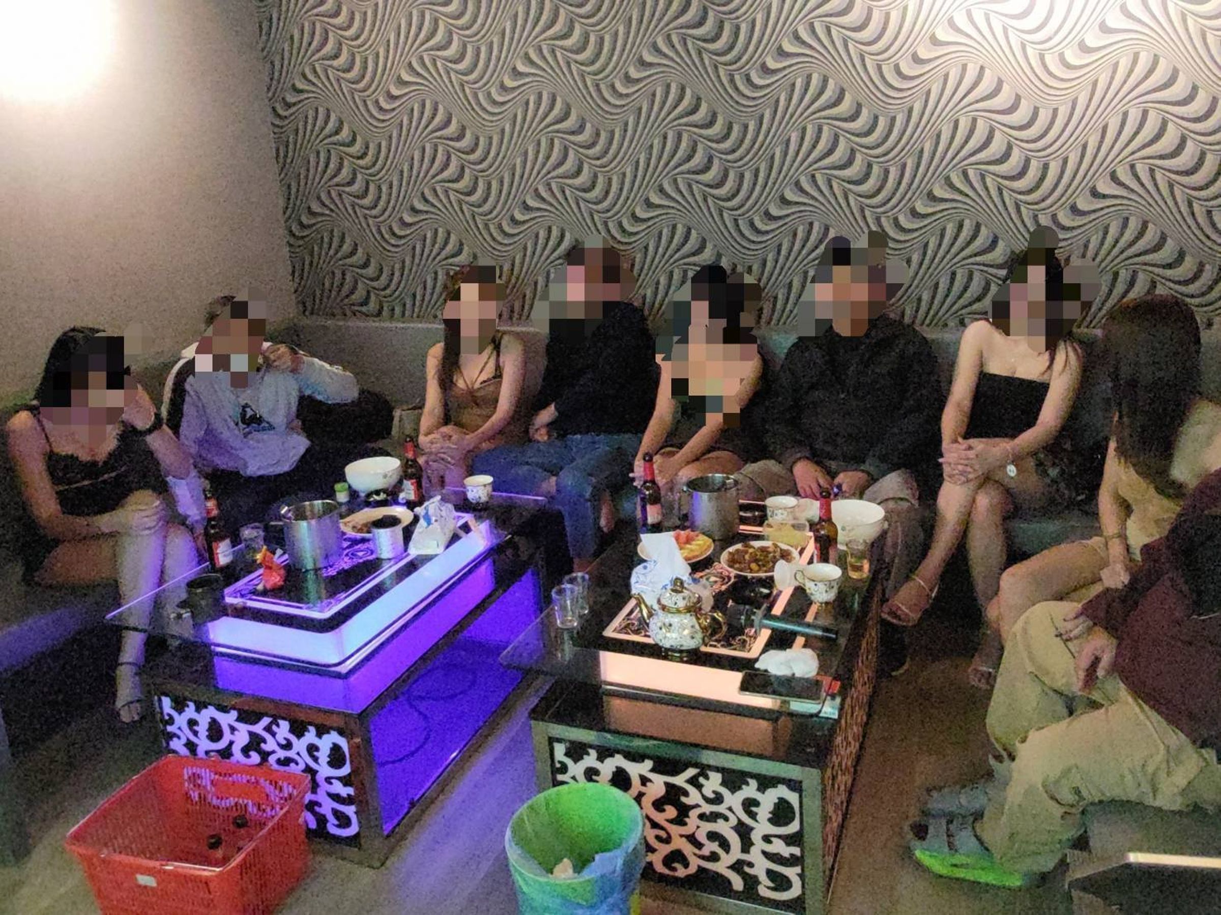 嘉義縣專勤隊至音樂會館及KTV酒店執行搜索查證外籍人士身分。(移民署提供)