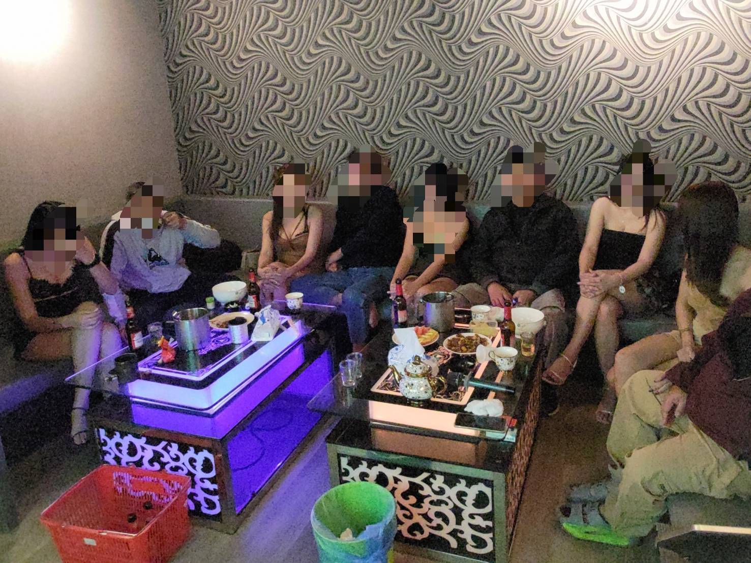 嘉義縣專勤隊至音樂會館及KTV酒店執行搜索查證外籍人士身分。(移民署提供)