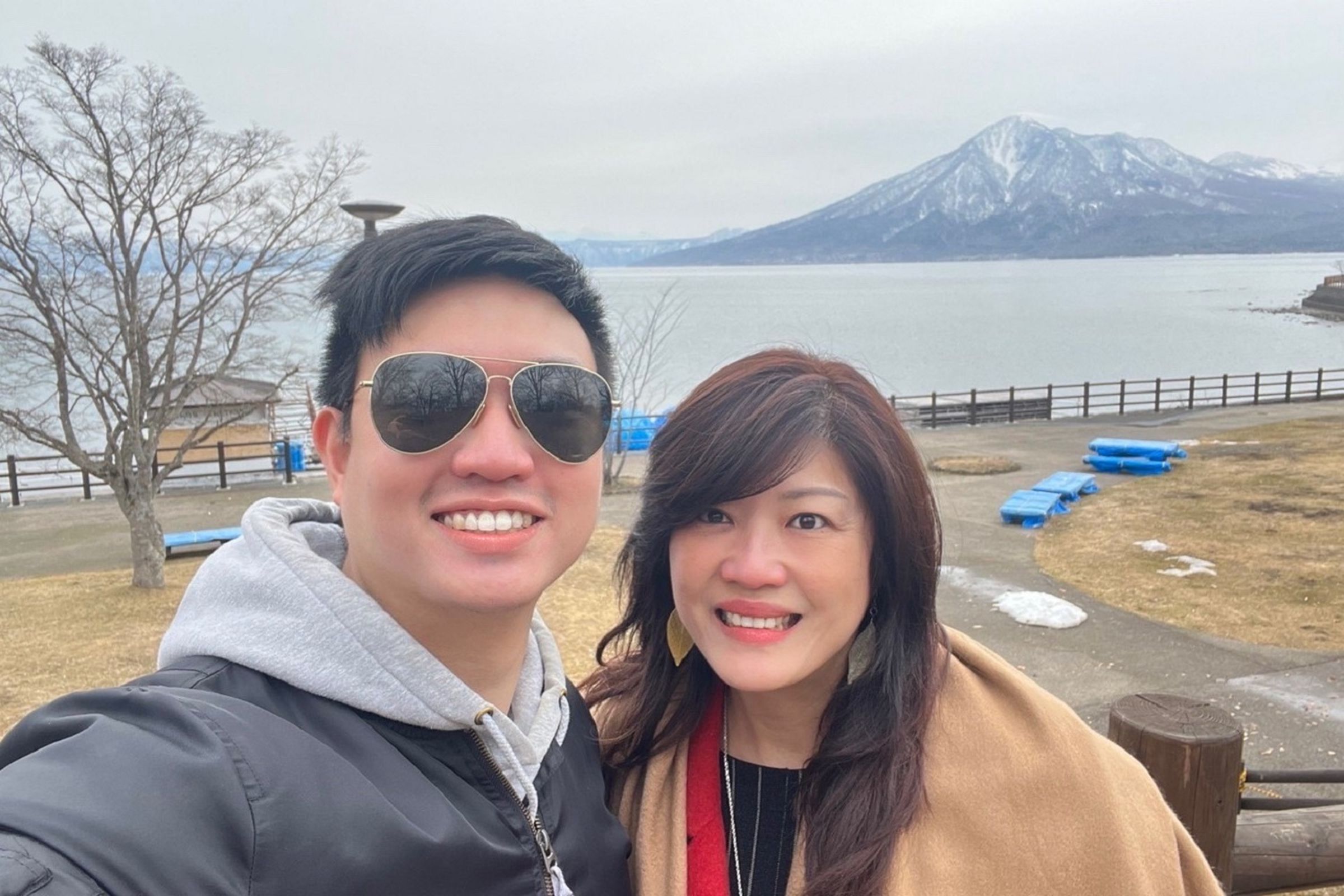在永慶房屋擔任經紀人的徐翊庭(圖左),今年初帶著家人到北海道賞雪,留下幸福合影。