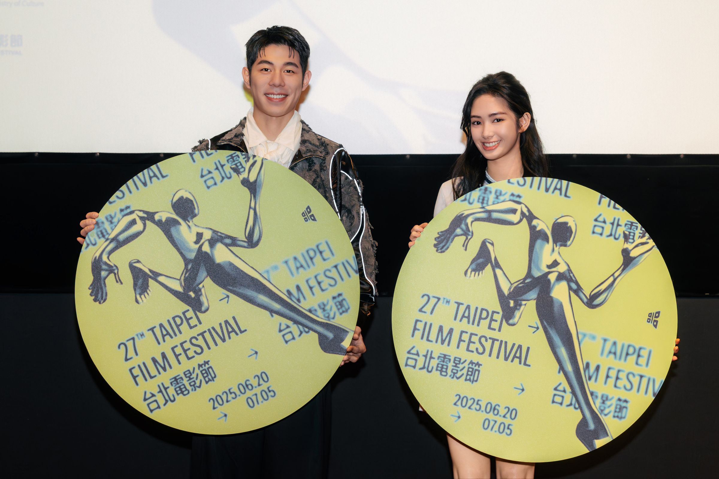 曾在2022年獲選台北電影節「非常新人」單元的雷嘉汭（右）與詹懷雲（左），主持第27屆台北電影獎入圍名單揭曉。（台北電影節提供）