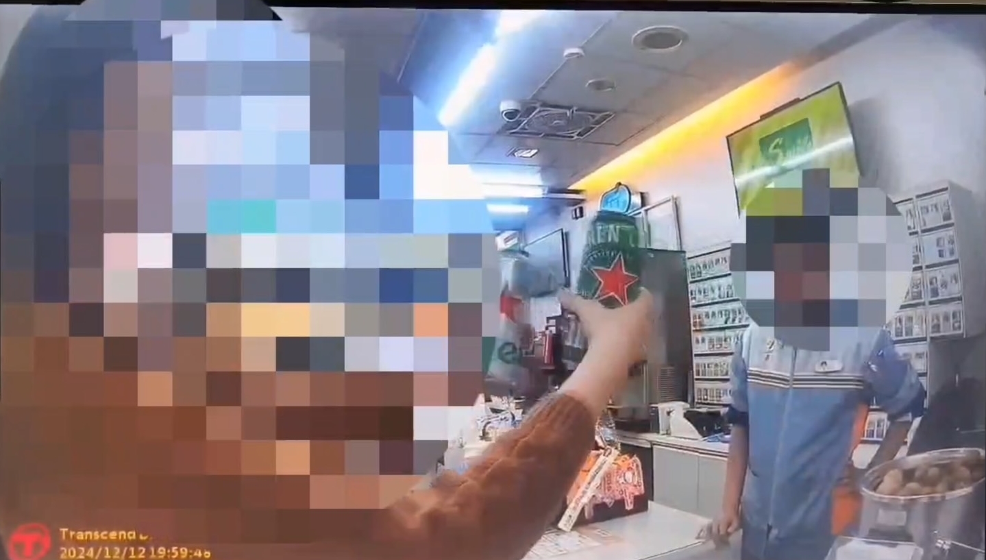 醉女到超商購物，因認為店員嘲笑她而情緒失控。（翻攝畫面）