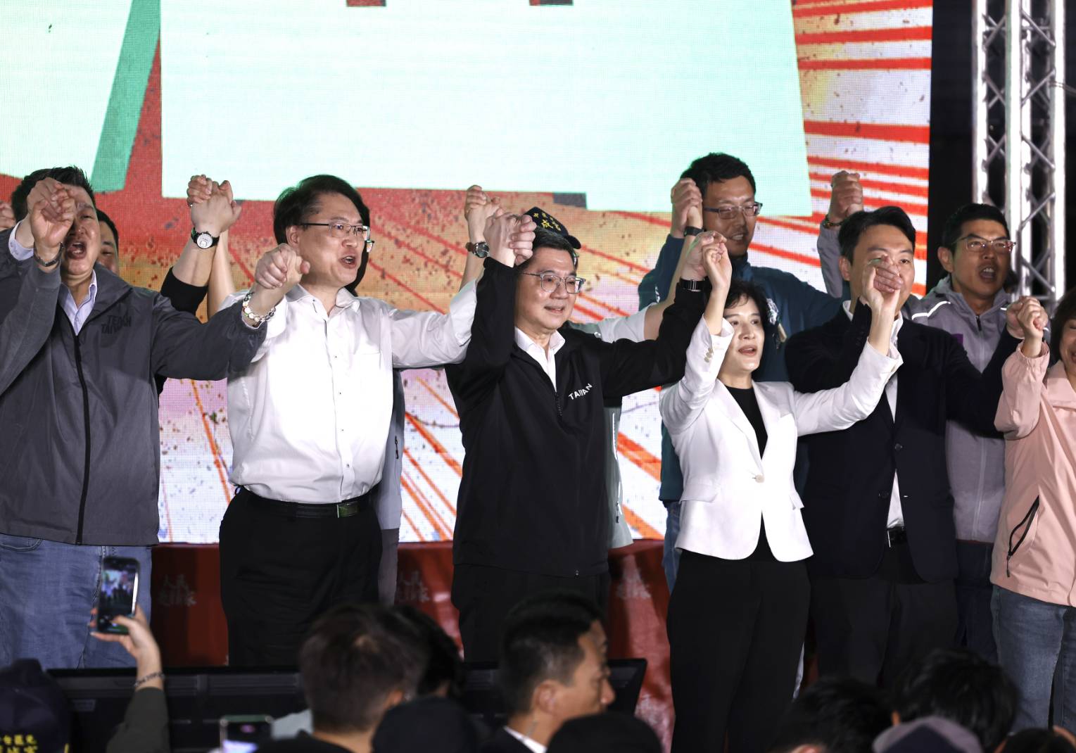 卓榮泰、行政院副院長鄭麗君、交通部長陳世凱、民進黨祕書長林右昌，及民進黨立院黨團幹事長吳思瑤、台中在地立委蔡其昌與何欣純都出席宣講。