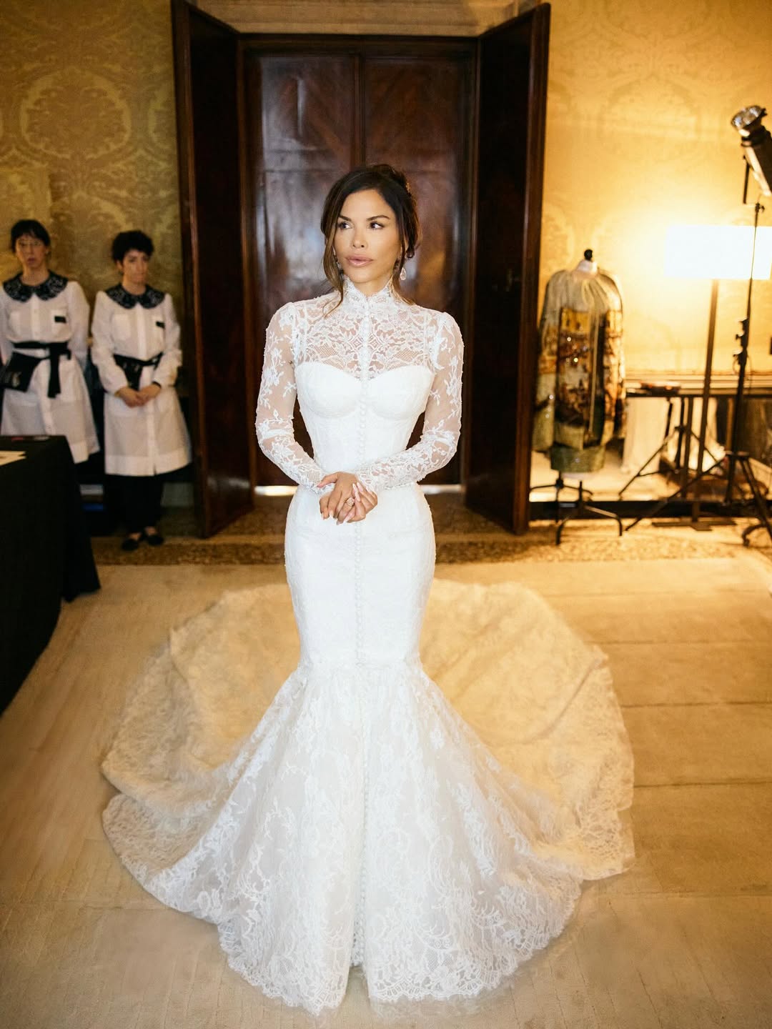 桑切斯穿Dolce & Gabbana訂製蕾絲魚尾婚紗，坦言這是她第一件「胸口包緊緊」的禮服。（翻攝laurensanchezbezos IG）