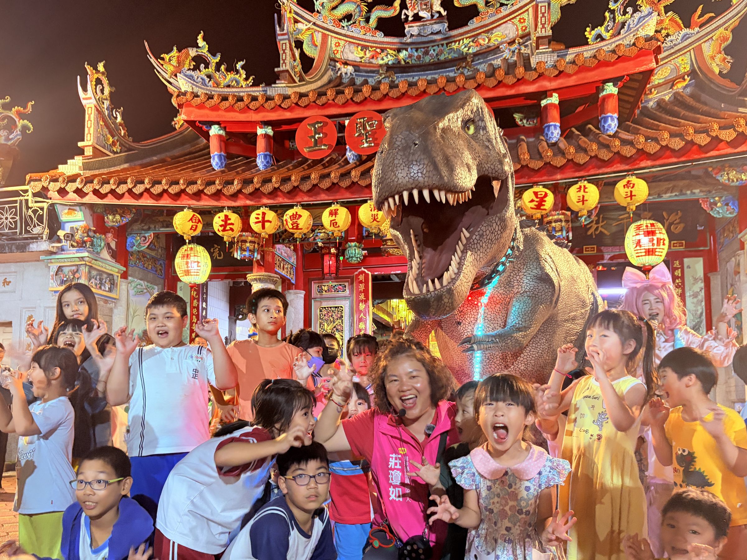 莊瓊如將表演元素融入地方拜票活動，透過恐龍與親子互動，吸引大小朋友參與。（莊瓊如議員候選人提供）