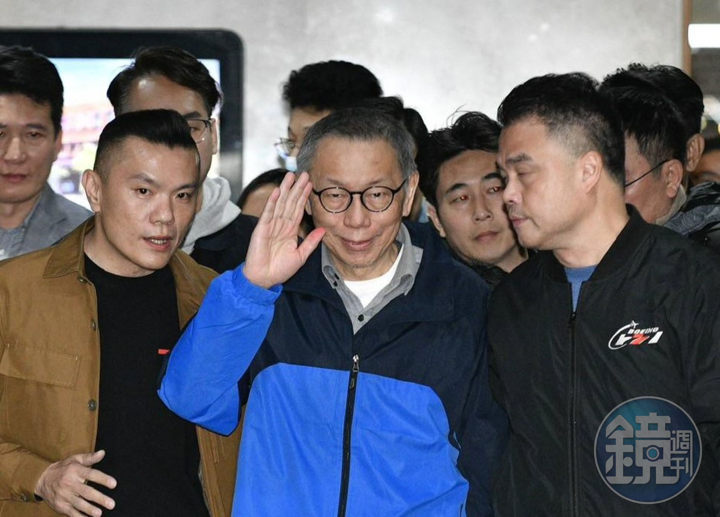 民眾黨主席柯文哲以3,000萬元交保獲釋,走出地院大門。