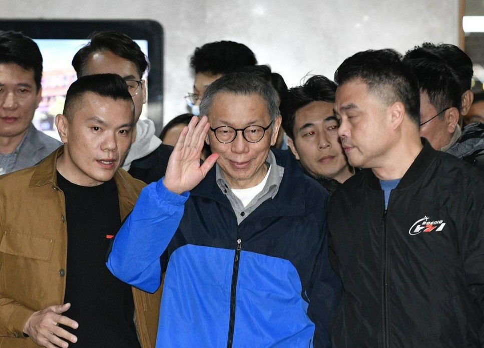 民眾黨主席柯文哲以3,000萬元交保獲釋，走出地院大門。