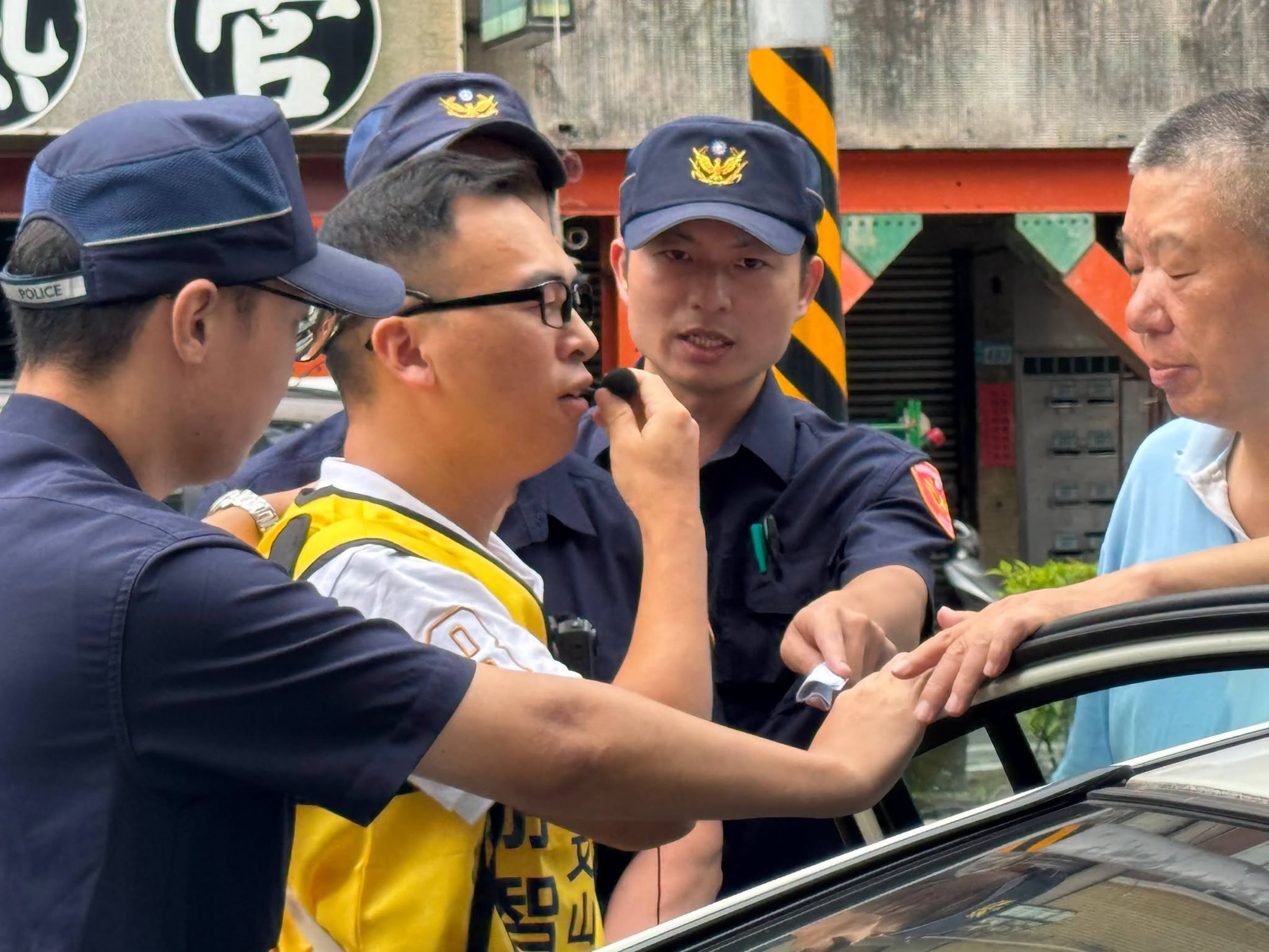 游智彬到張志豪競選服務處砸雞蛋，遭依現行犯逮捕。（翻攝自游智彬臉書）