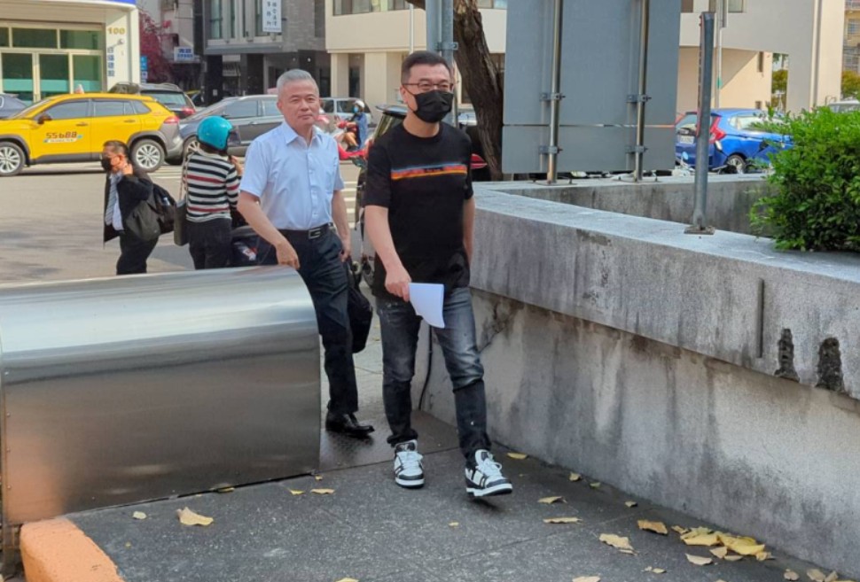 陳政谷（右）在律師陪同下準時出庭。