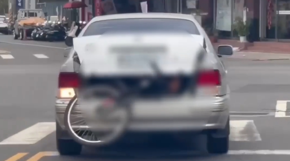 嘉義市某轎車，後車箱竟裝載一輛腳踏車及一名幼童，引發爭議。（翻攝自記者爆料網）
