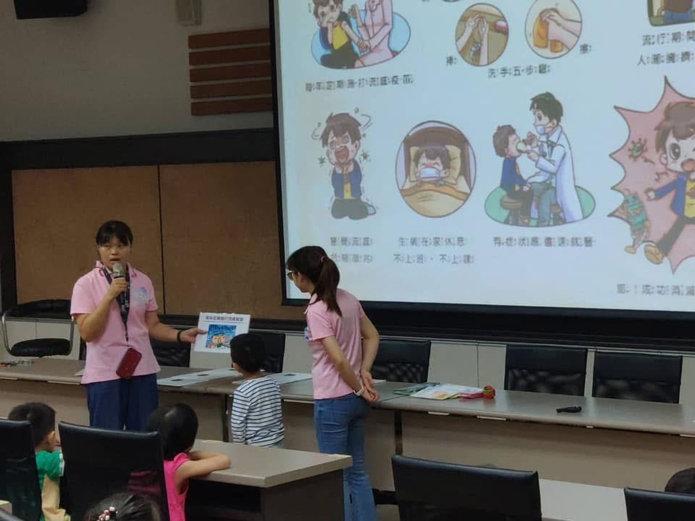 感管師除了把關醫療體系的感染數據，日常也在衛教宣導上持續努力。（校園衛教照片／陳月汝提供）