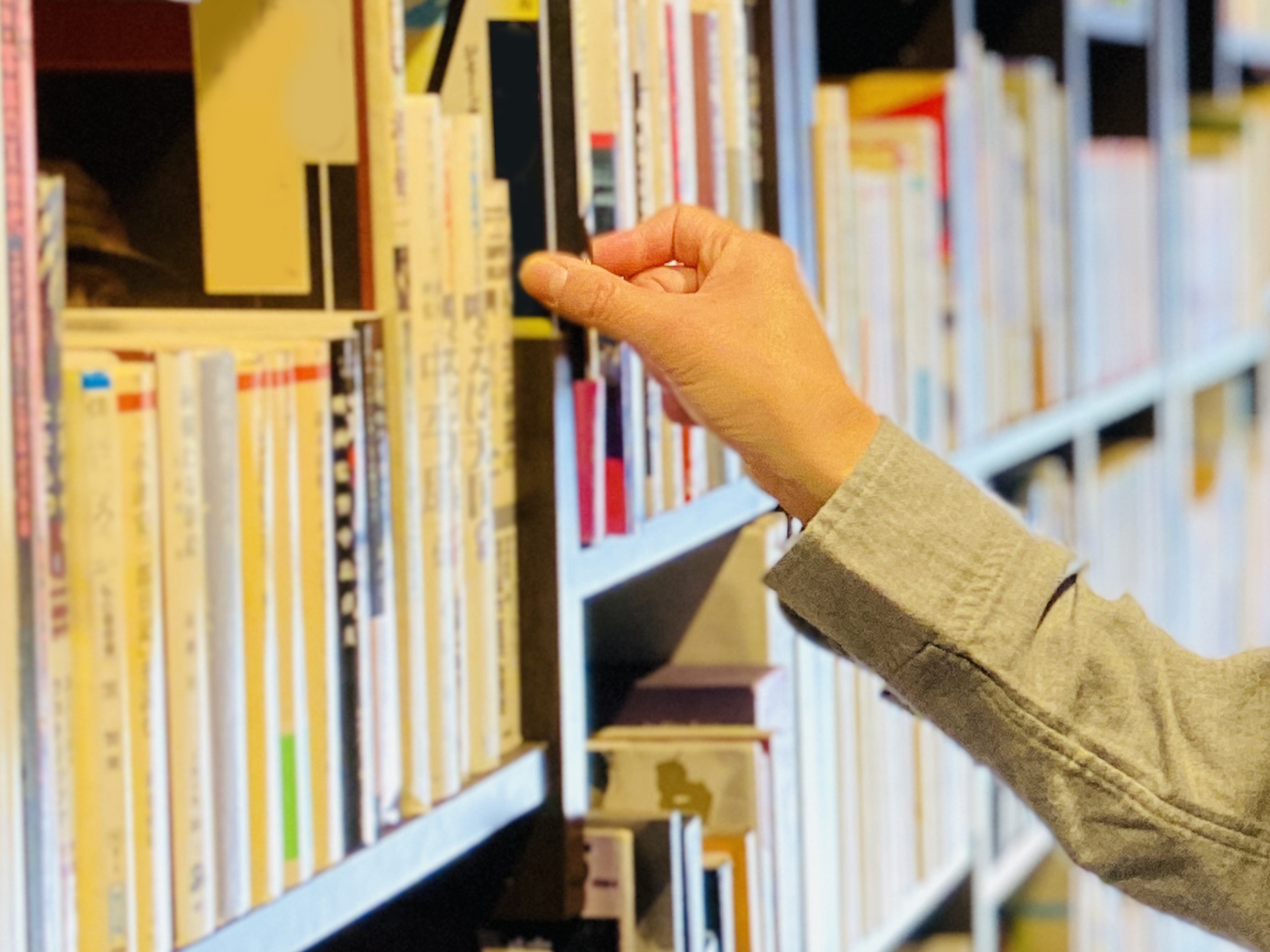 一名女網友在圖書館看書時，竟意外目睹老翁當眾打手槍。（示意圖，photoAC）