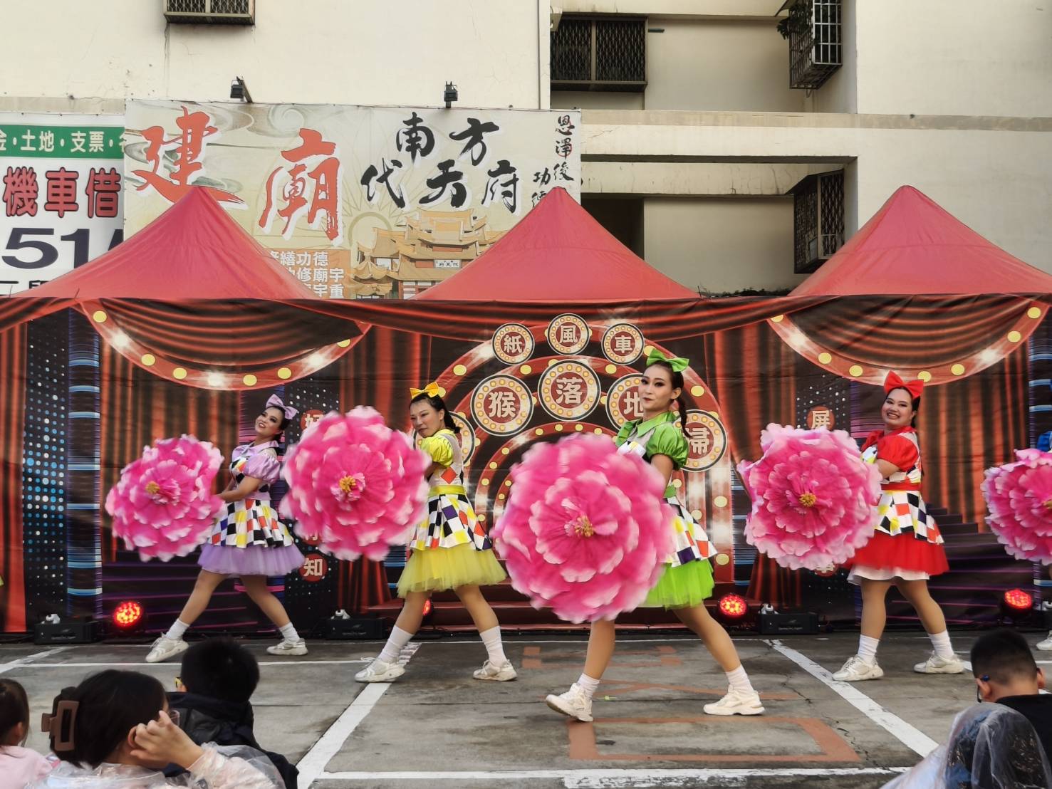 紙風車屏東戲劇人才第一期學員組成屏東團，共同創作《屏東大小事》劇碼，以《阿猴落地掃》活動巡迴各鄉鎮演出。（紙風車劇團提供）