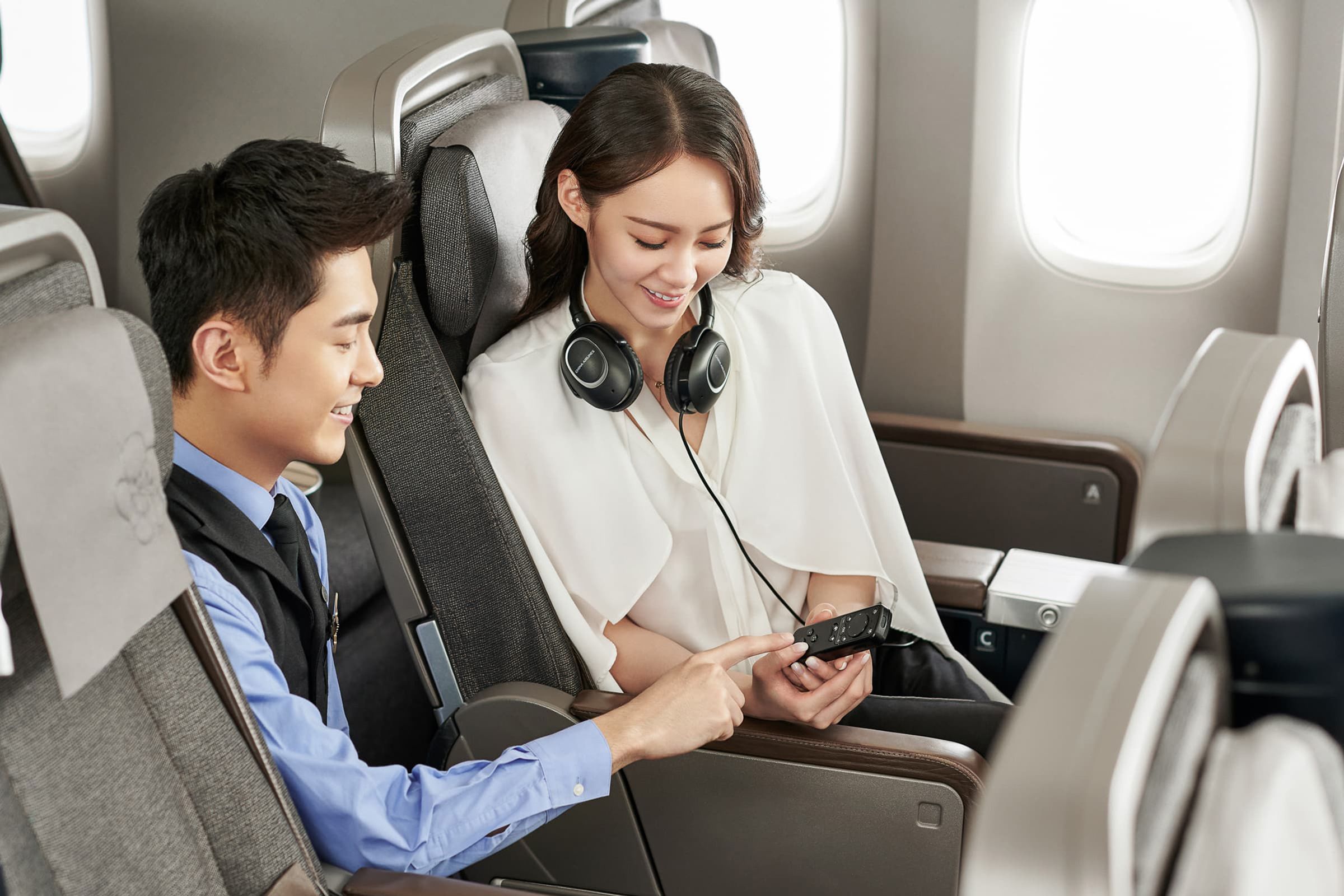 華航波音777-300ER的豪經艙，提供豐富的影音娛樂內容，讓旅客在長程飛行中也不無聊。（中華航空提供）