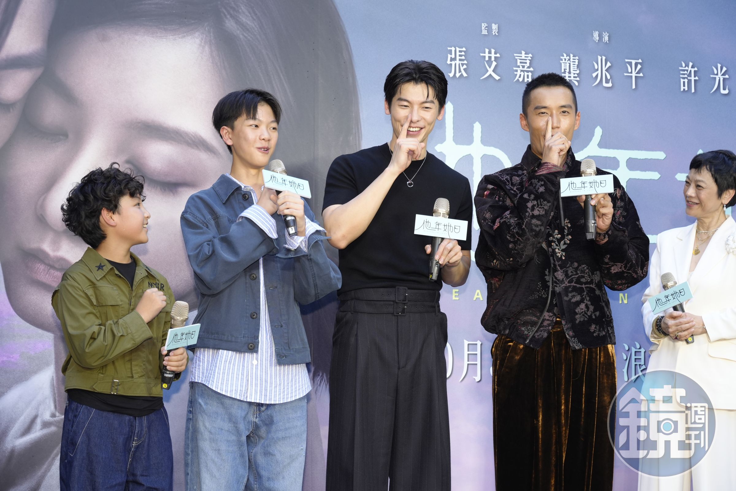 在片中飾演兄弟檔童年時代的演員黃梓曜（左起）、王子軒，與許光漢、陳澤耀，一起做出電影裡的兄弟打招呼動作。