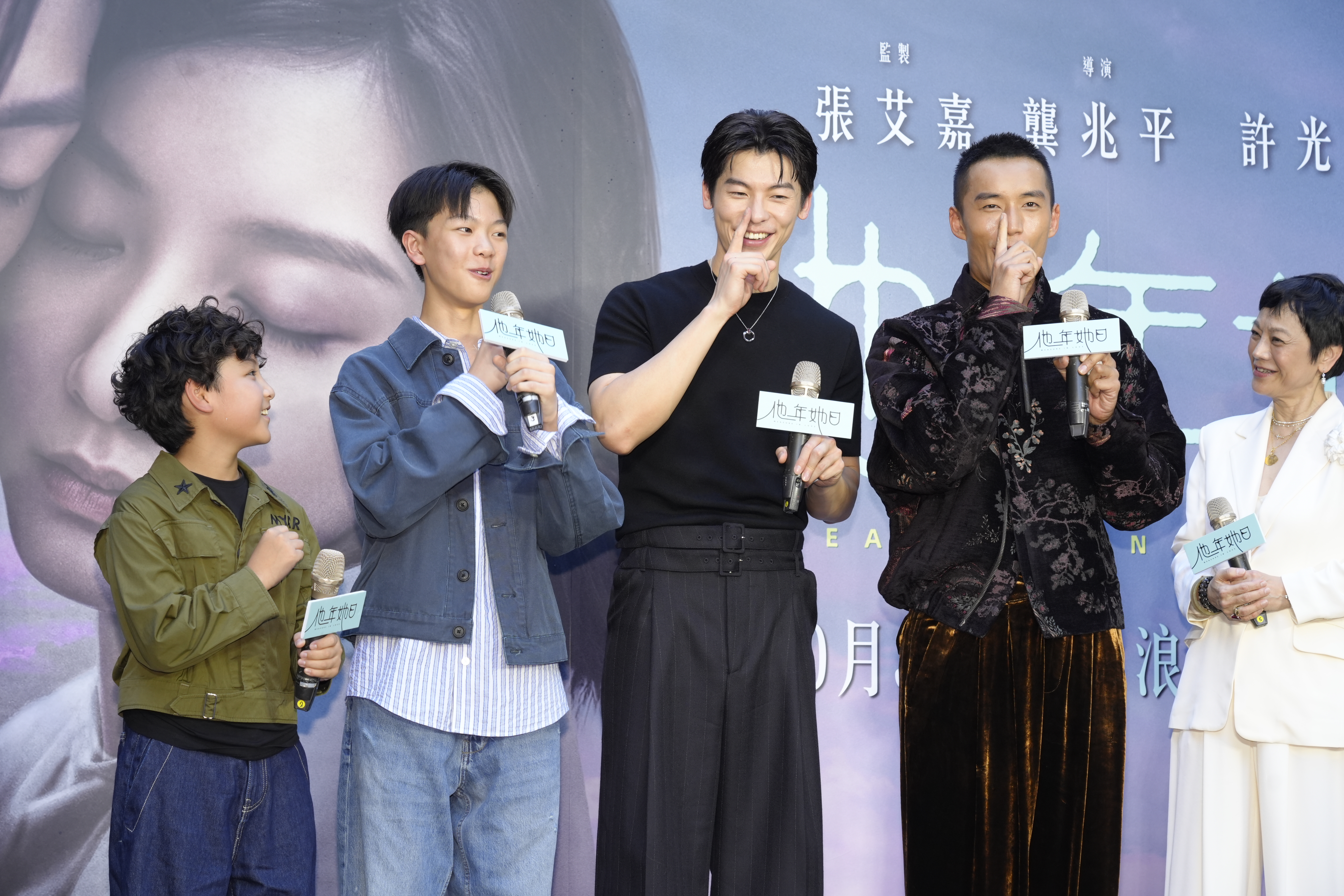 在片中飾演兄弟檔童年時代的演員黃梓曜(左起)、王子軒,與許光漢、陳澤耀,一起做出電影裡的兄弟打招呼動作。