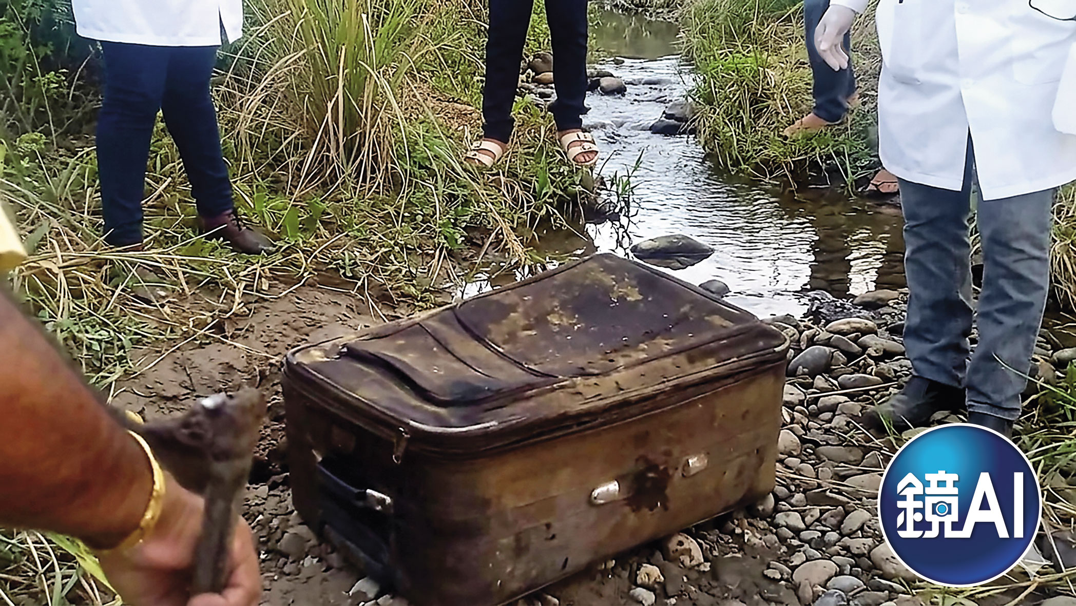 許姓工人與友人將行李箱打撈上岸，發現裡面有一具女屍。（AI生成示意圖）