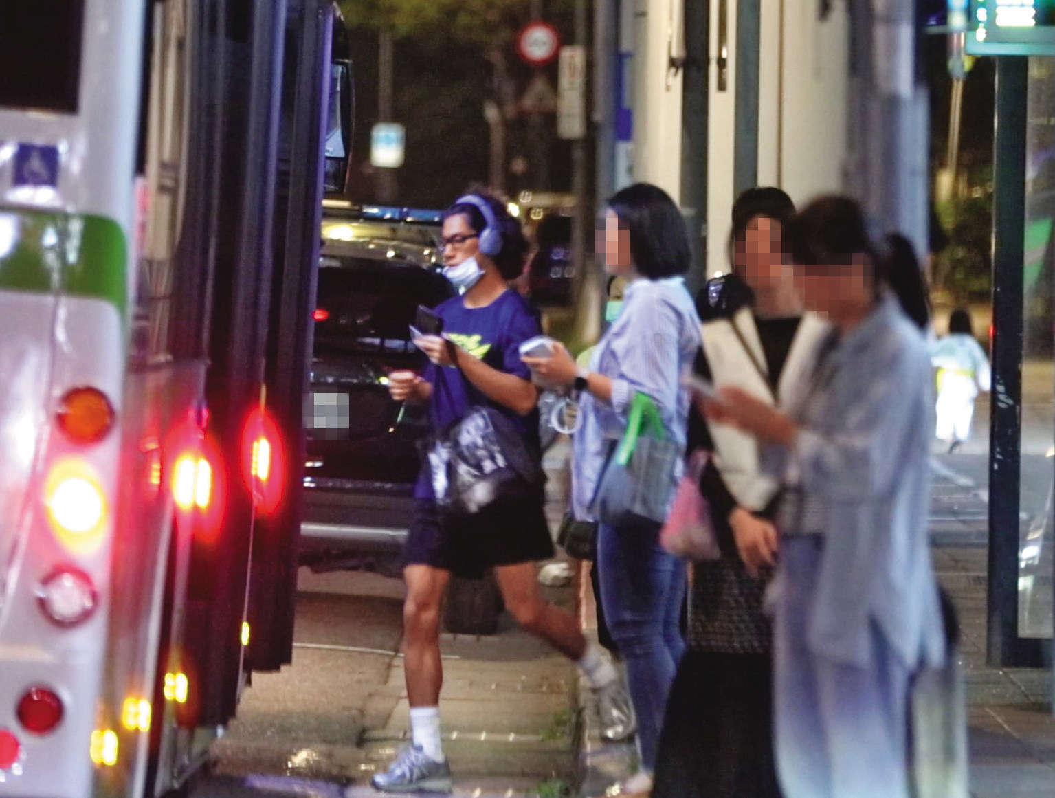 19：08 朱軒洋用共享腳踏車跟公車代步，看來已很融入內湖的在地生活。