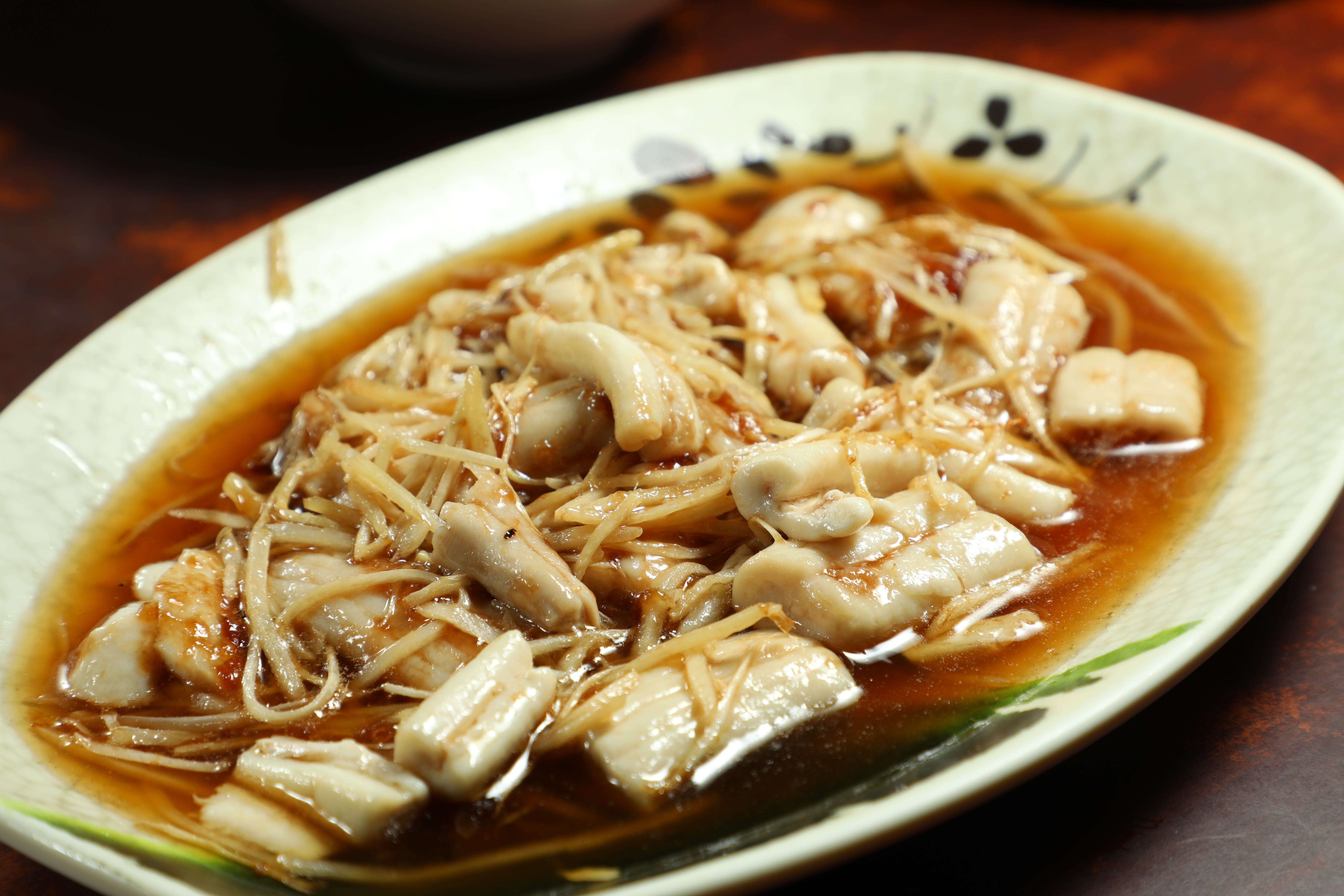 「麻油骨髓」超級軟嫩，是很難在別處吃到的滋味。（300元／小份）