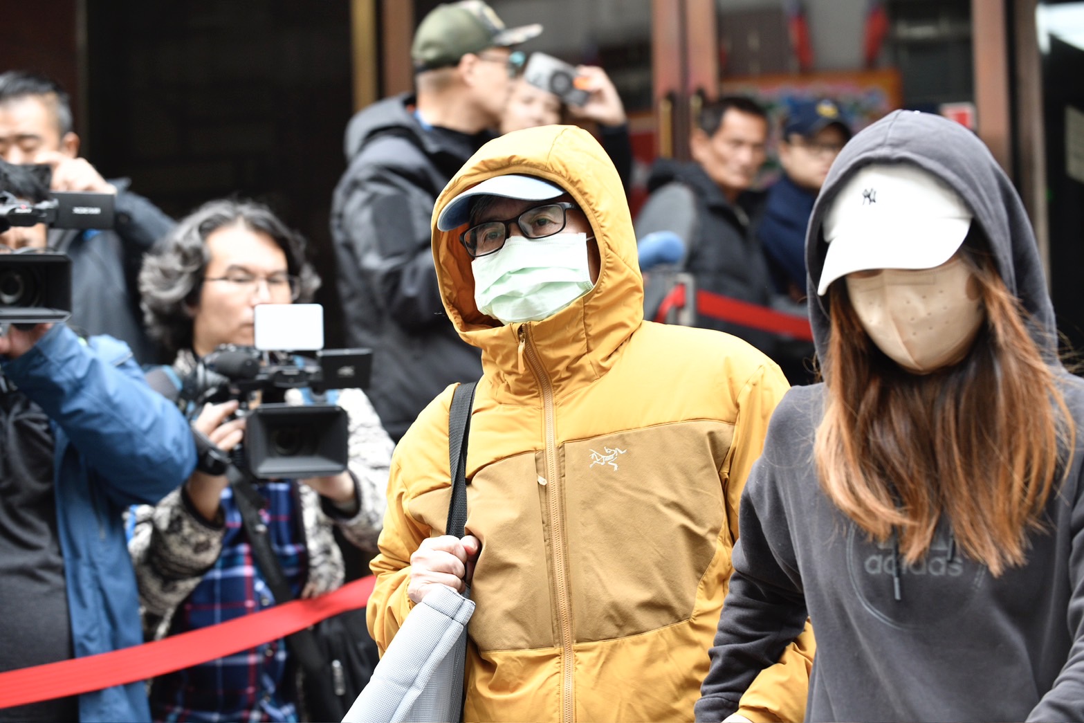 李文宗在律師及家人陪同下，完成繳交800萬元保釋金離開北院。