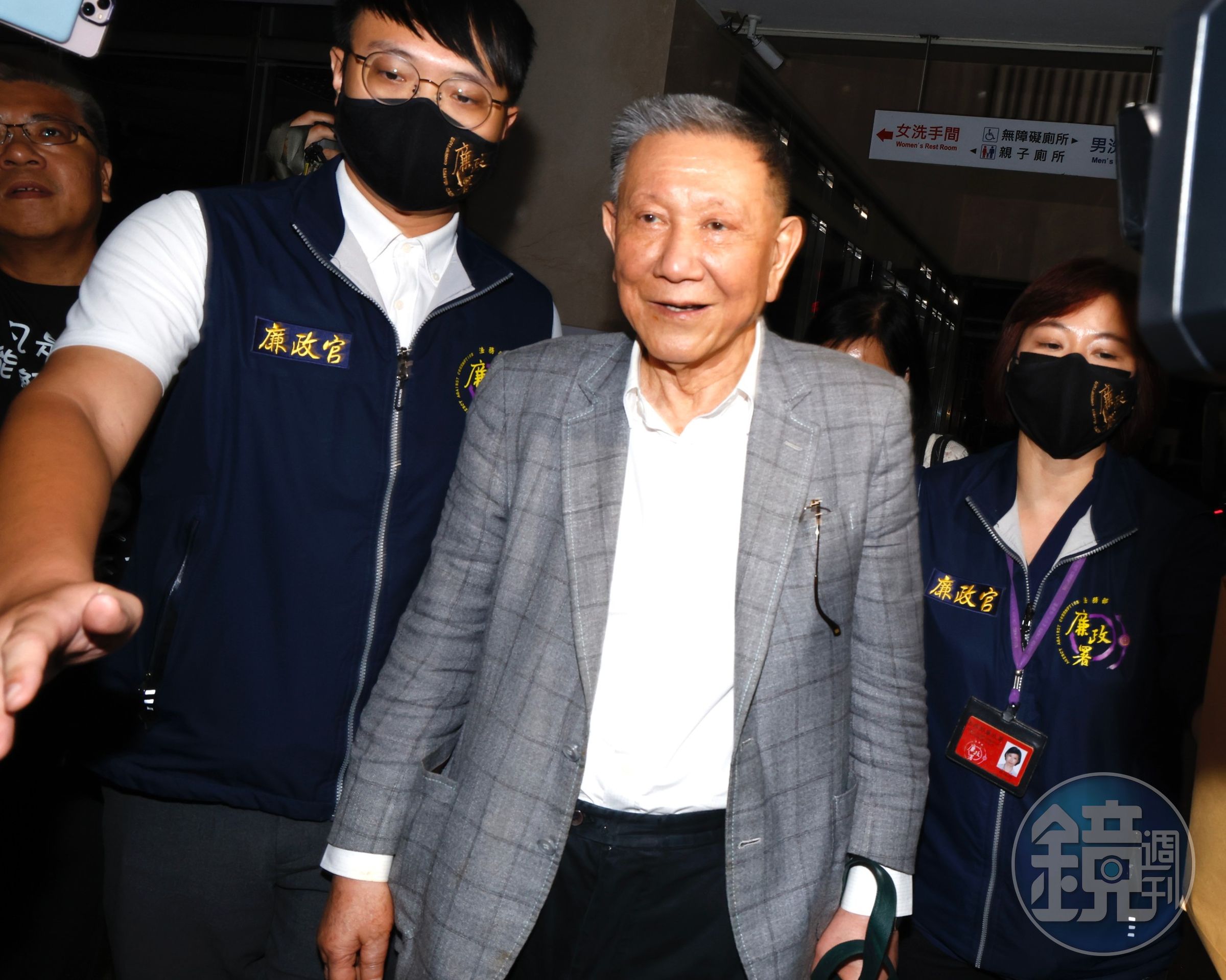 沈慶京涉嫌為京華城改建容積案賄賂民代官員，遭北檢搜索約談後聲請羈押。