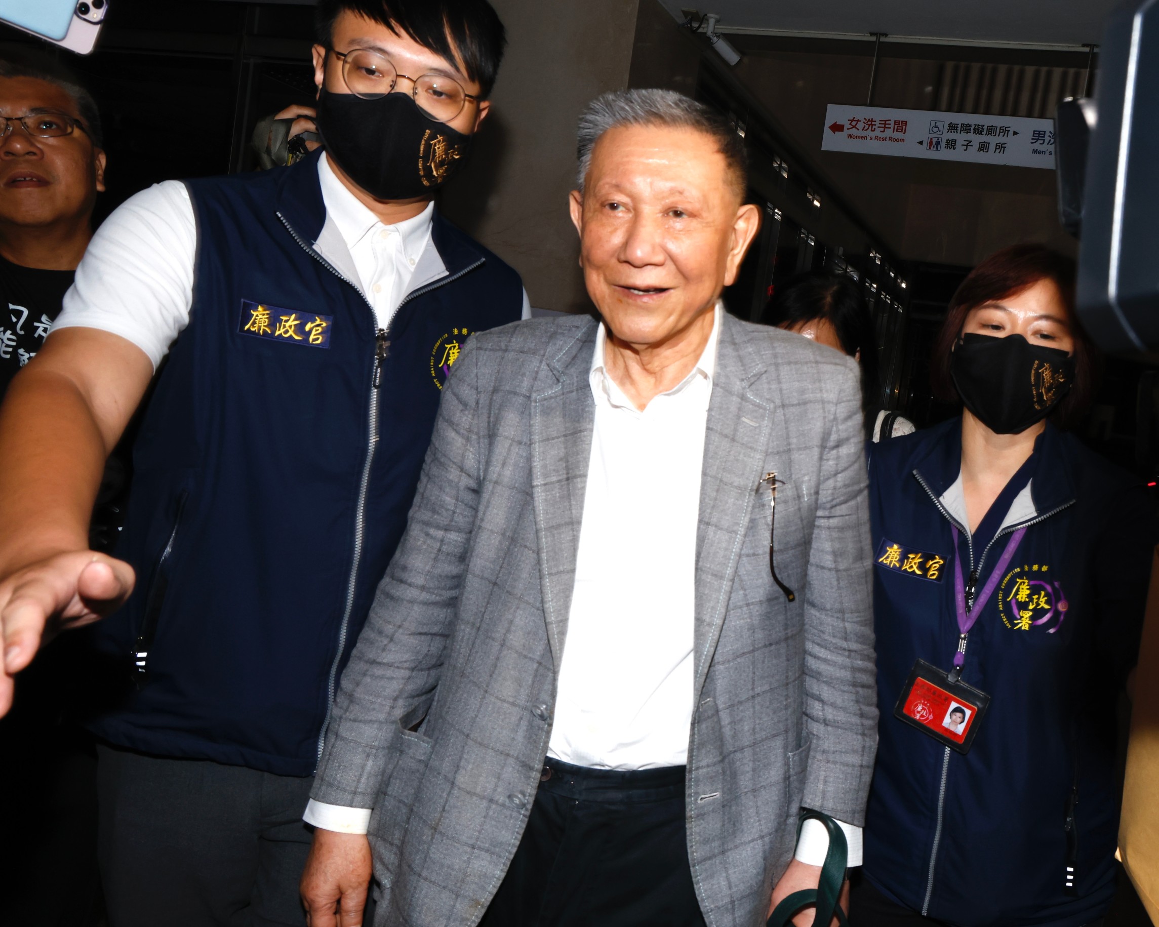 沈慶京涉嫌為京華城改建容積案賄賂民代官員，遭北檢搜索約談後聲請羈押。