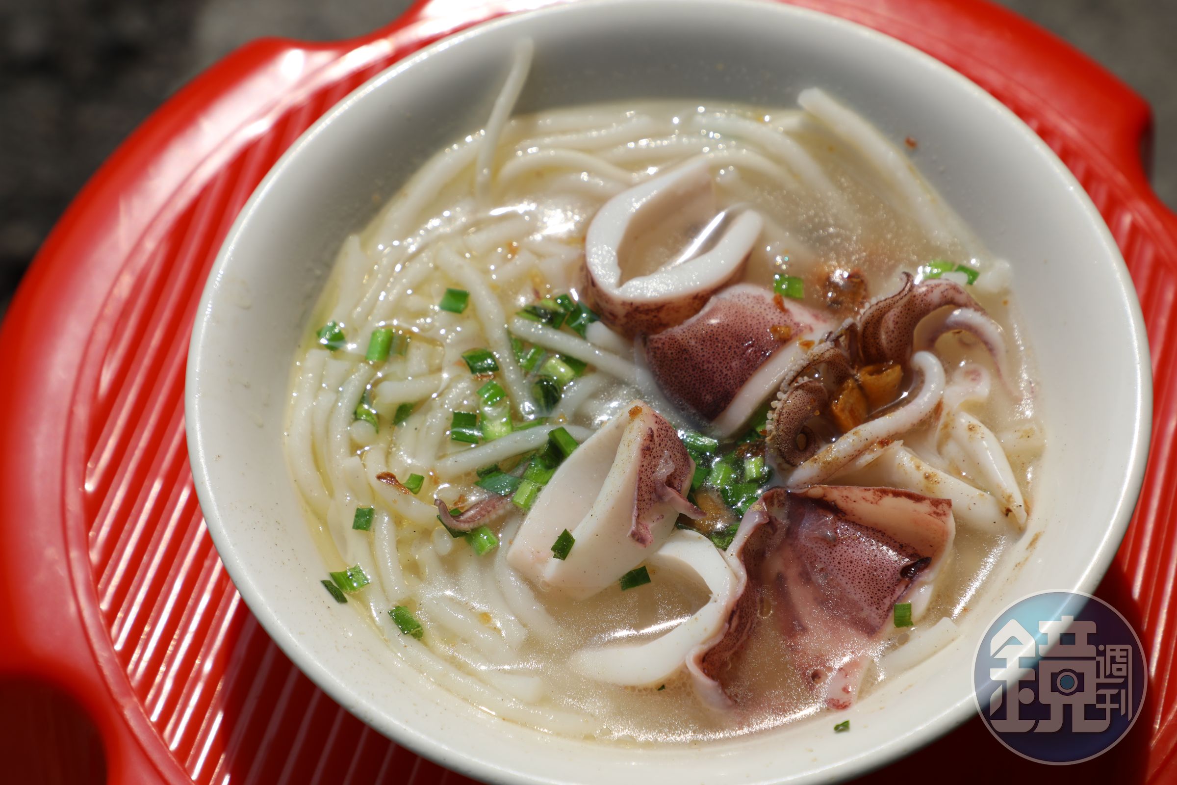 後起之秀的「小卷米粉湯」現在也是阿忠的鎮店美食。（80元／小碗、100元／大碗）