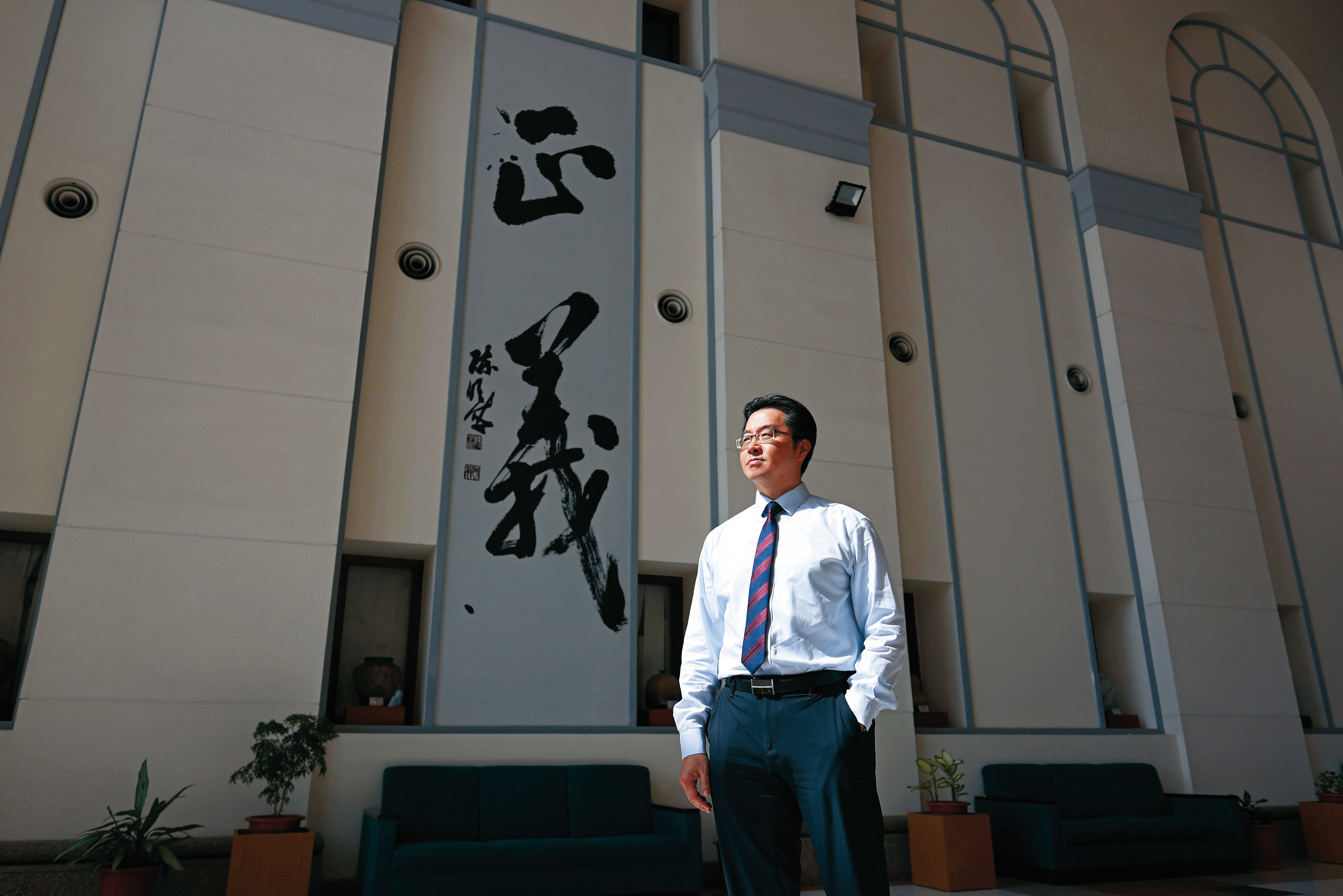 台南地檢署檢察官柯博齡擔任檢察官18年，至今每日工時仍超過12小時。他說，近年司法案件量暴增，檢察官們幾乎快要被案件量壓垮。