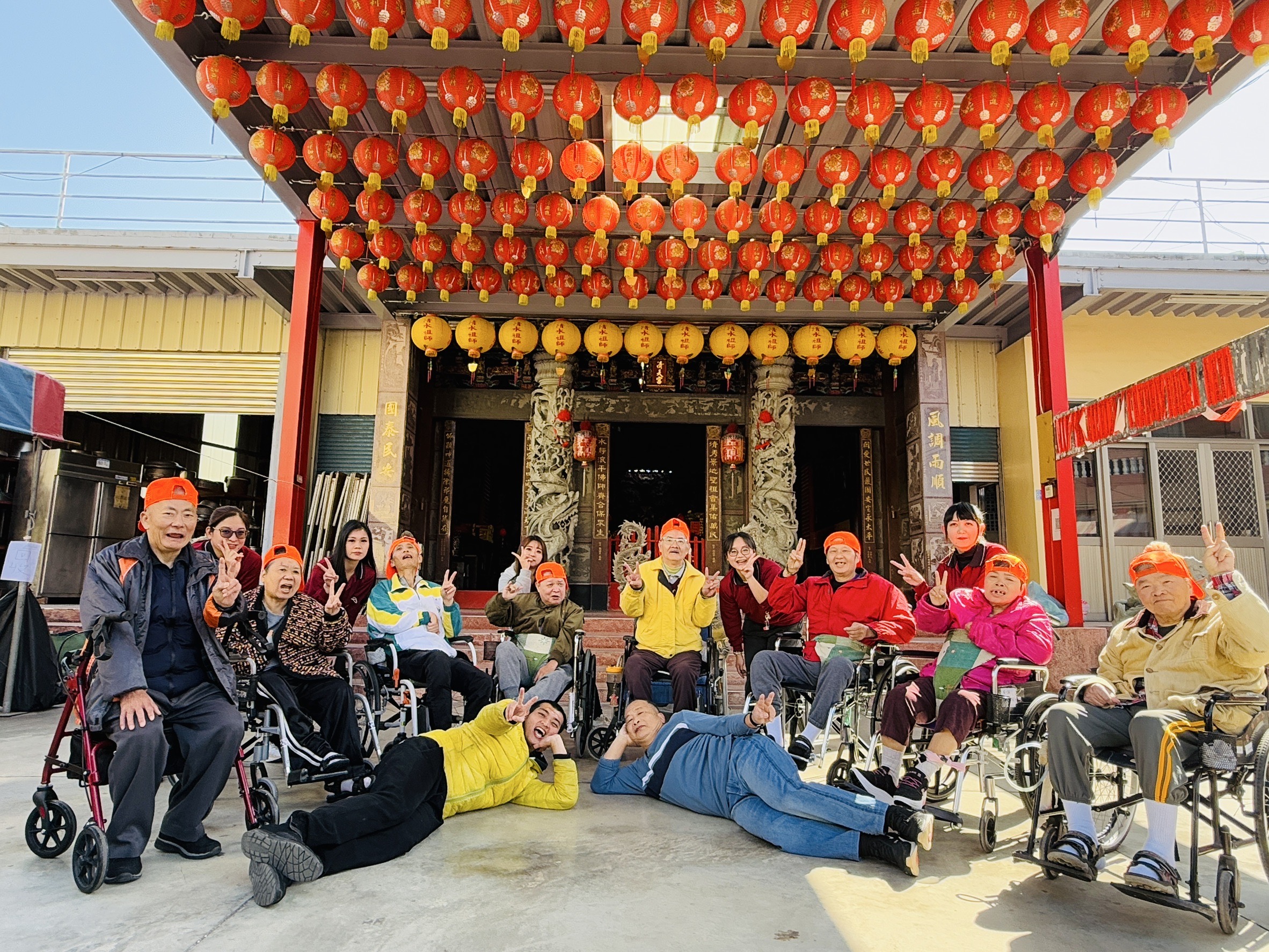 大家在清天宮前合影留念。（雲林縣身心障礙養護中心提供）