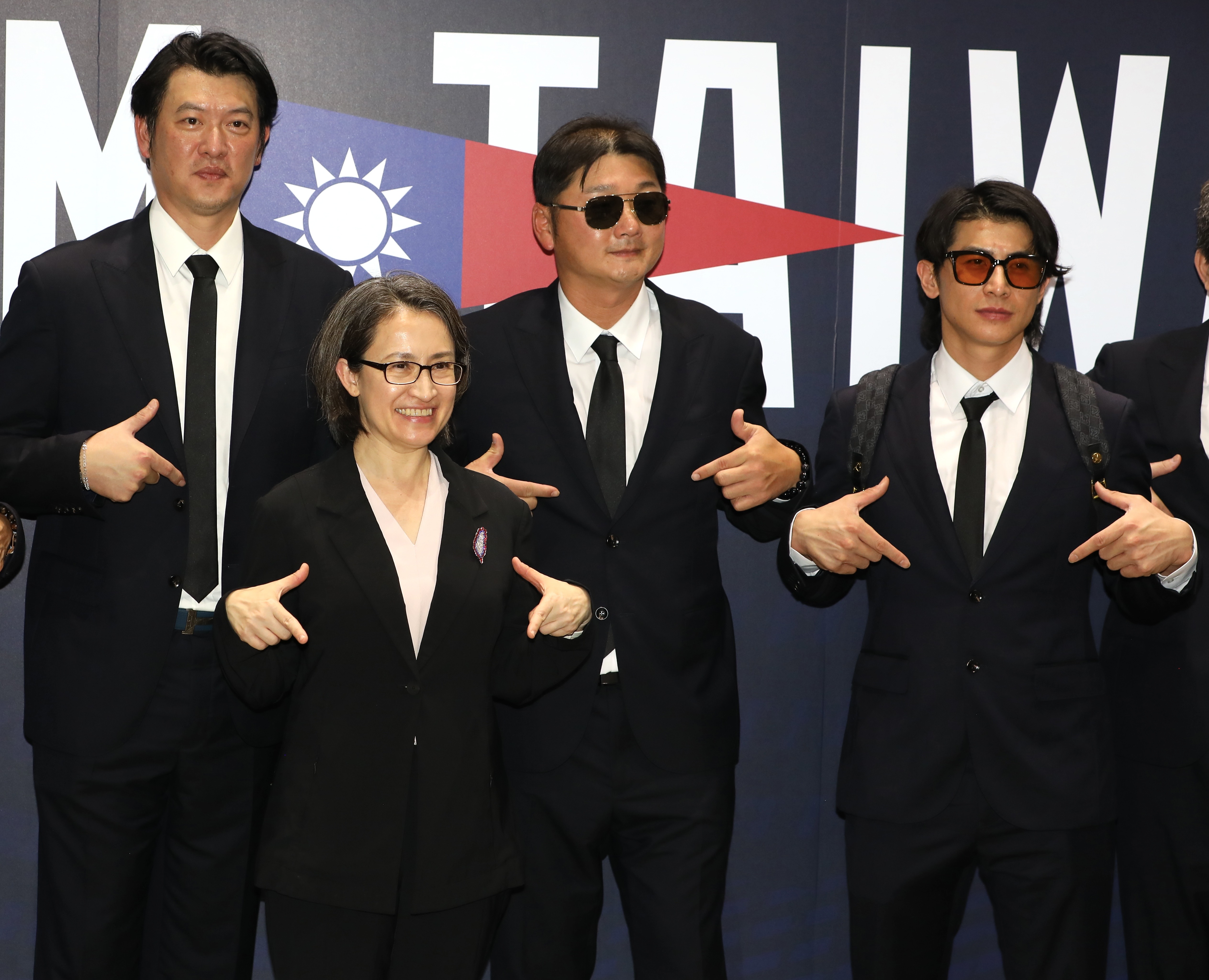 副總統蕭美琴（前排左二），親自到機場接見台灣英雄們。