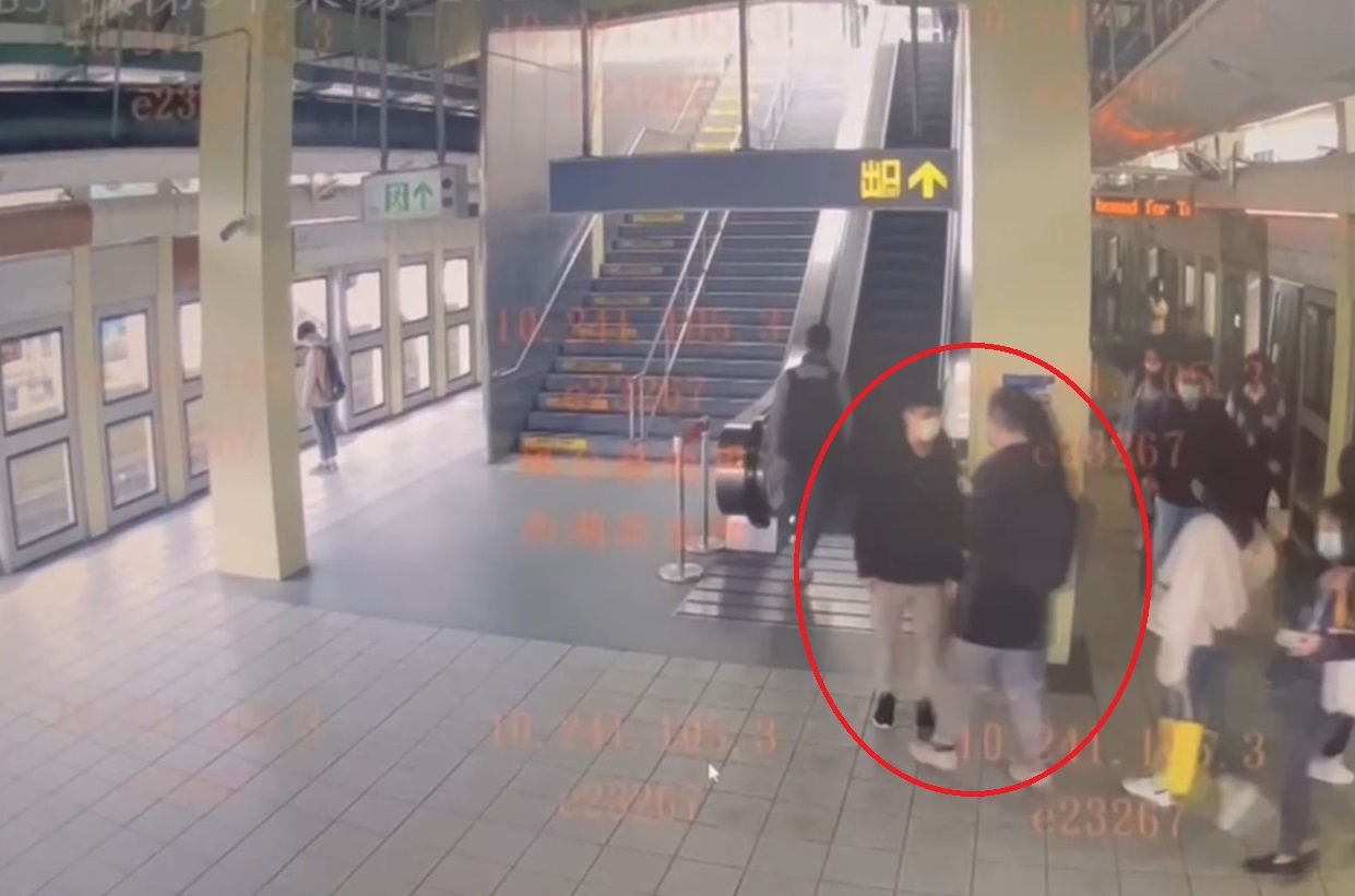 林男（圖左）在上電扶梯時被羅男踩到腳，要求道歉卻被忽略。（翻攝畫面）